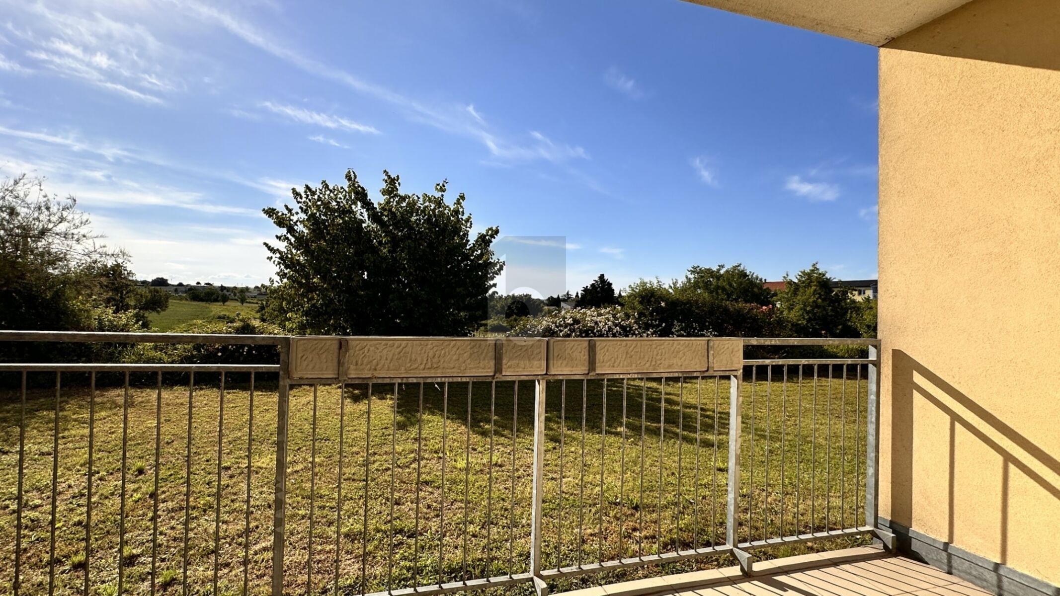 MIT BLICK INS GRÜNE INKL. SONNIGER WEST-LOGGIA UND GARAGE