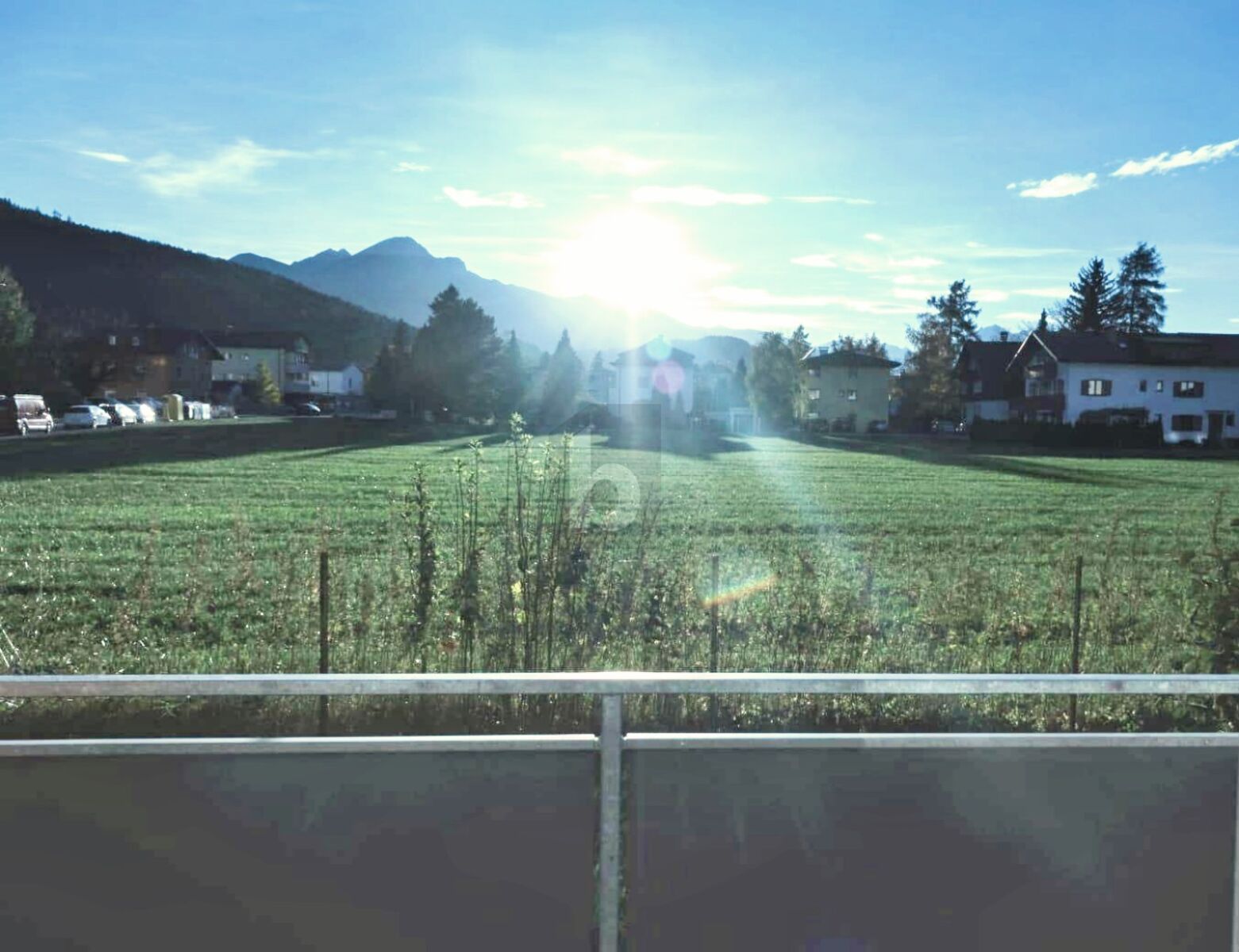 PERFEKT ANGEBUNDEN MIT SONNIGER LOGGIA & BLICK INS GRNE 