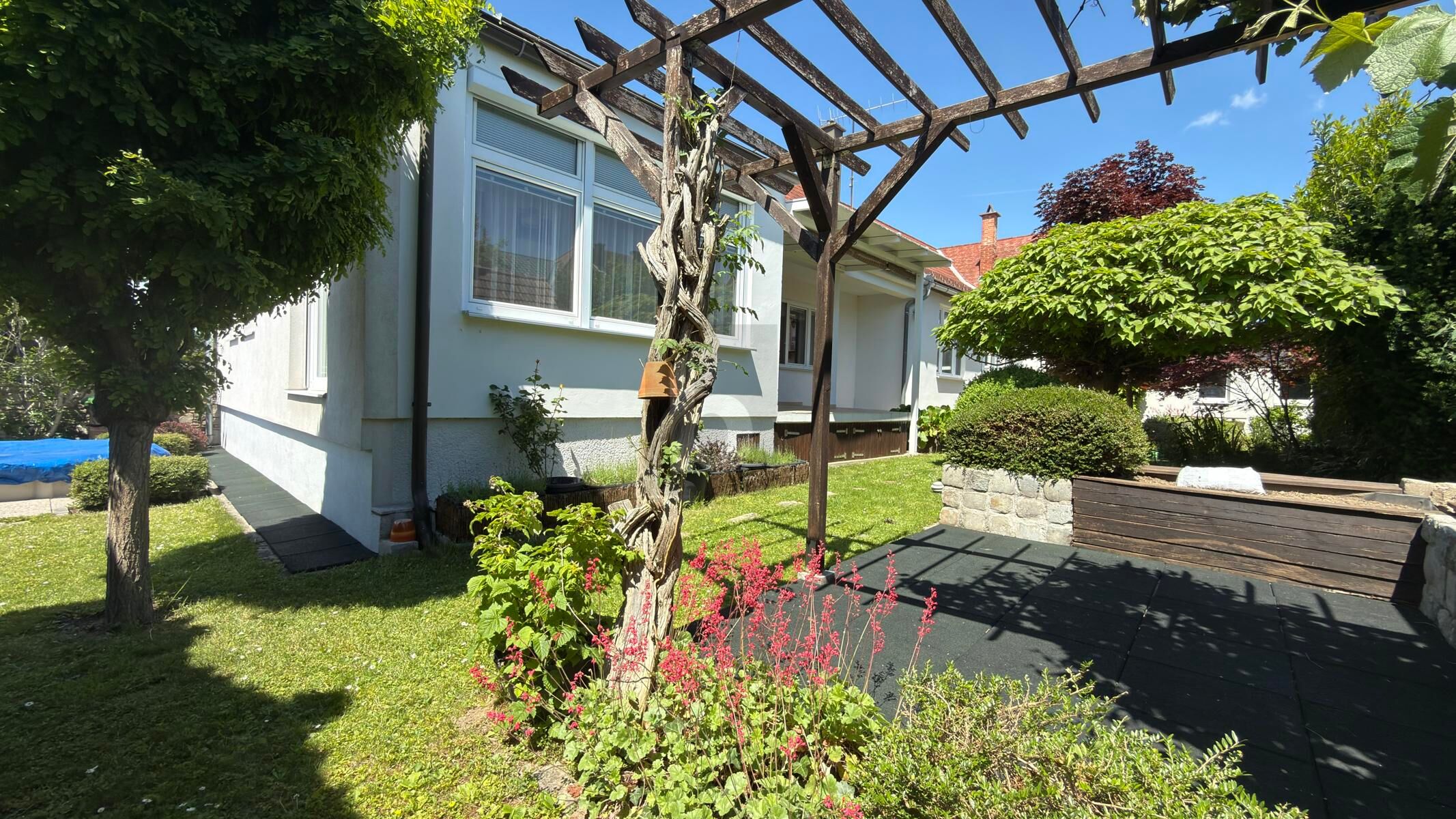 CHARMANTES STRECKHAUS MIT UNEINSEHBAREM & SONNIGEM OASE GARTEN / / 7332 Kobersdorf / Bild 1