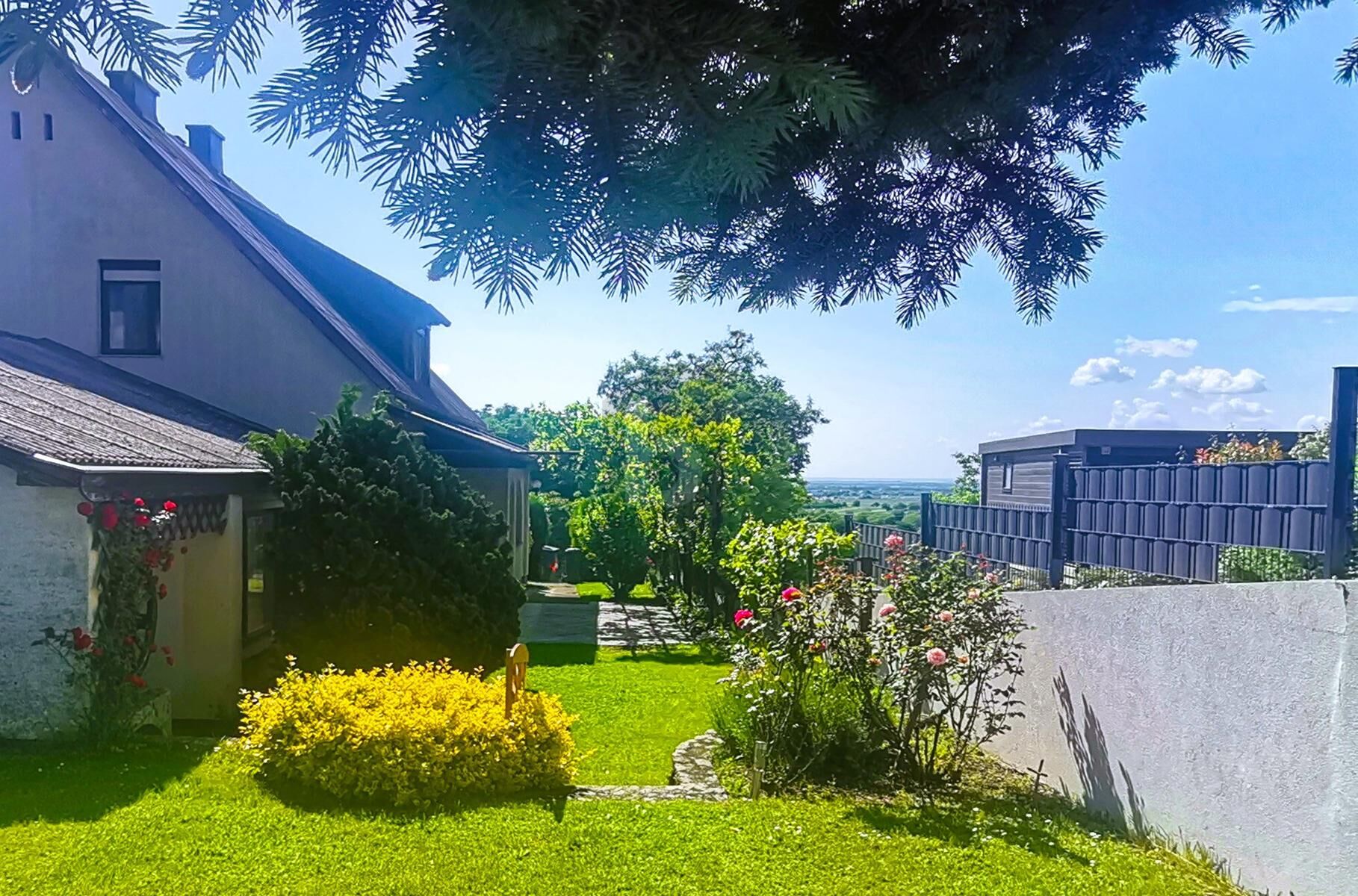 CHARMANTES KLEINOD MIT GEPFLEGTEM GARTEN UND SEEBLICK