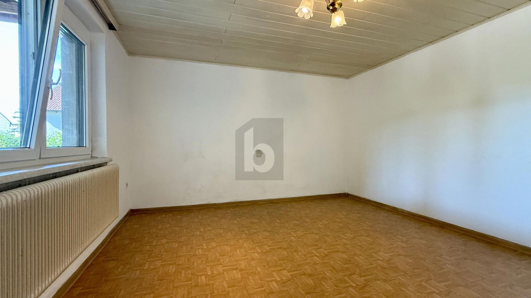 BUNGALOW MIT SONNIGEM GARTEN UND GROSSEM KELLER & GARAGE /  / 2601 Sollenau / Bild 2