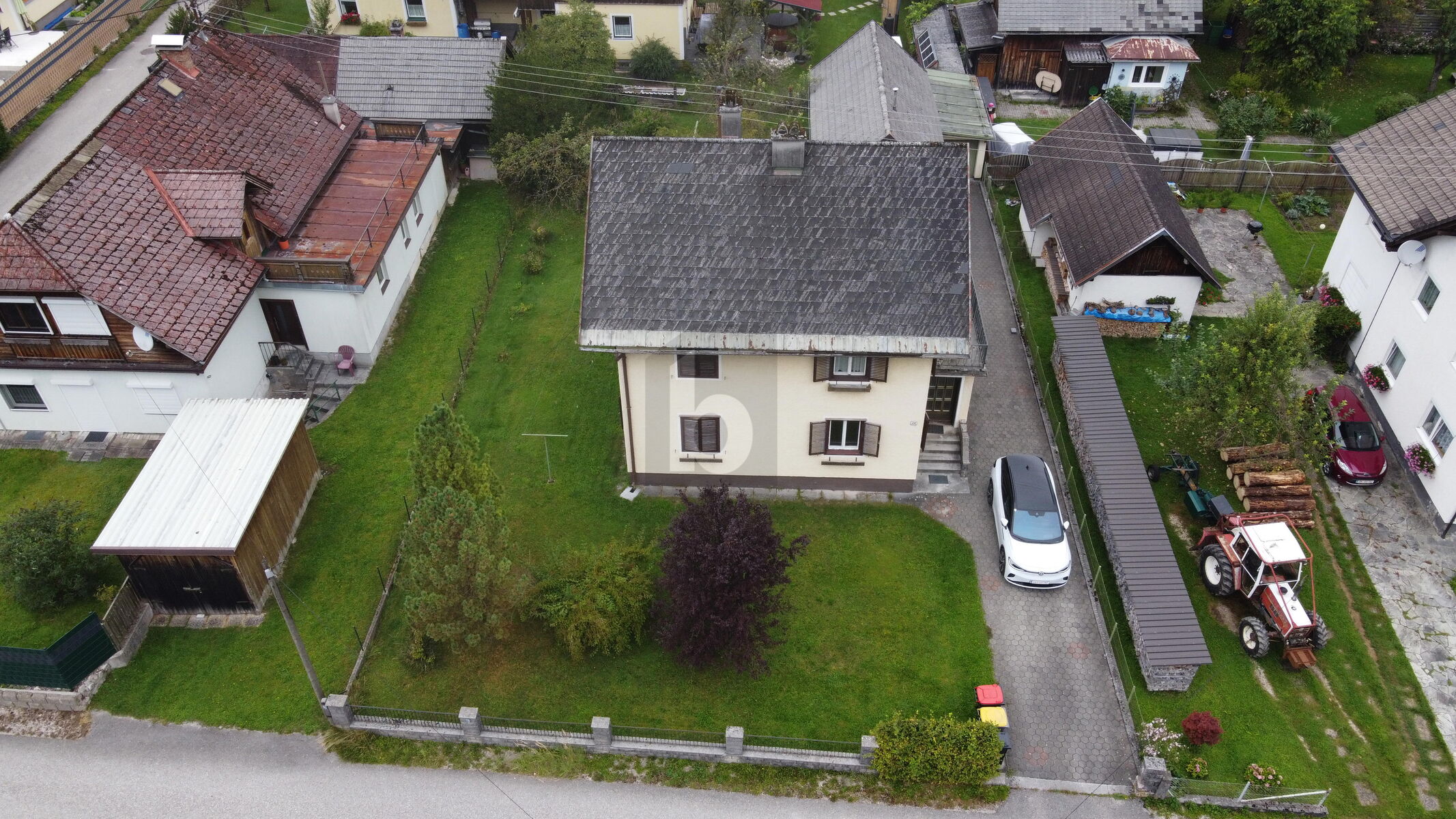 AUSBLICK AUF DIE BERGE MIT GROßEM GARTEN UND WERKSTATT