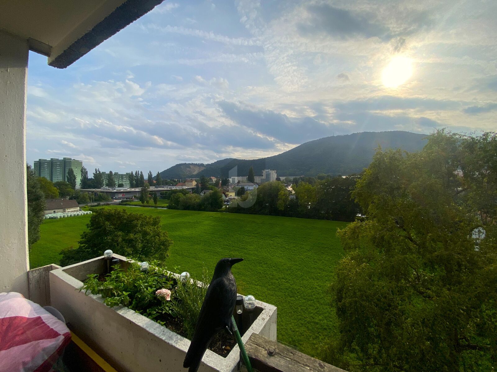 2-ZIMMER MIT WUNDERSCHNEM BLICK INS GRNE
