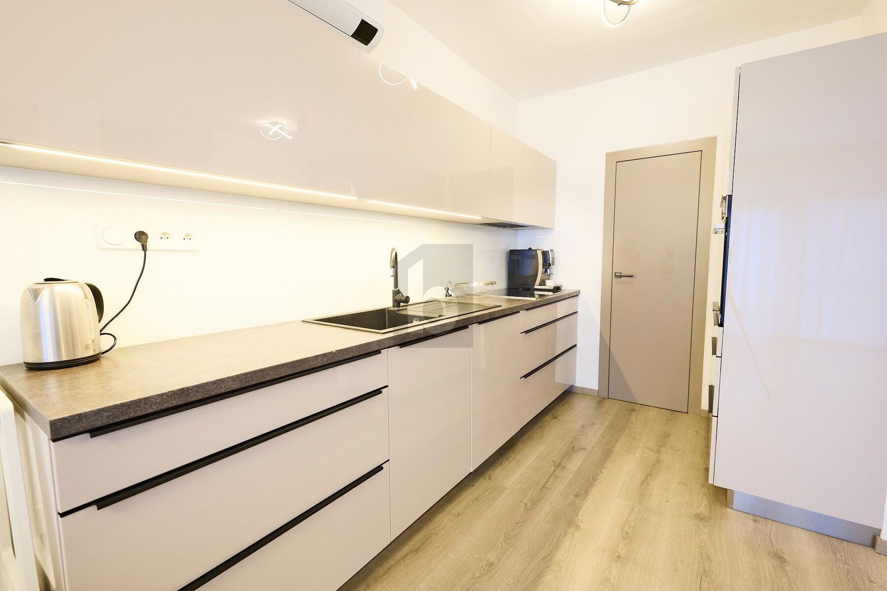 KLARE LINIEN - ELEGANTE AUSSTATTUNG - GARTEN MIT TERRASSE /  / 2405 Bad Deutsch Altenburg / Bild 2