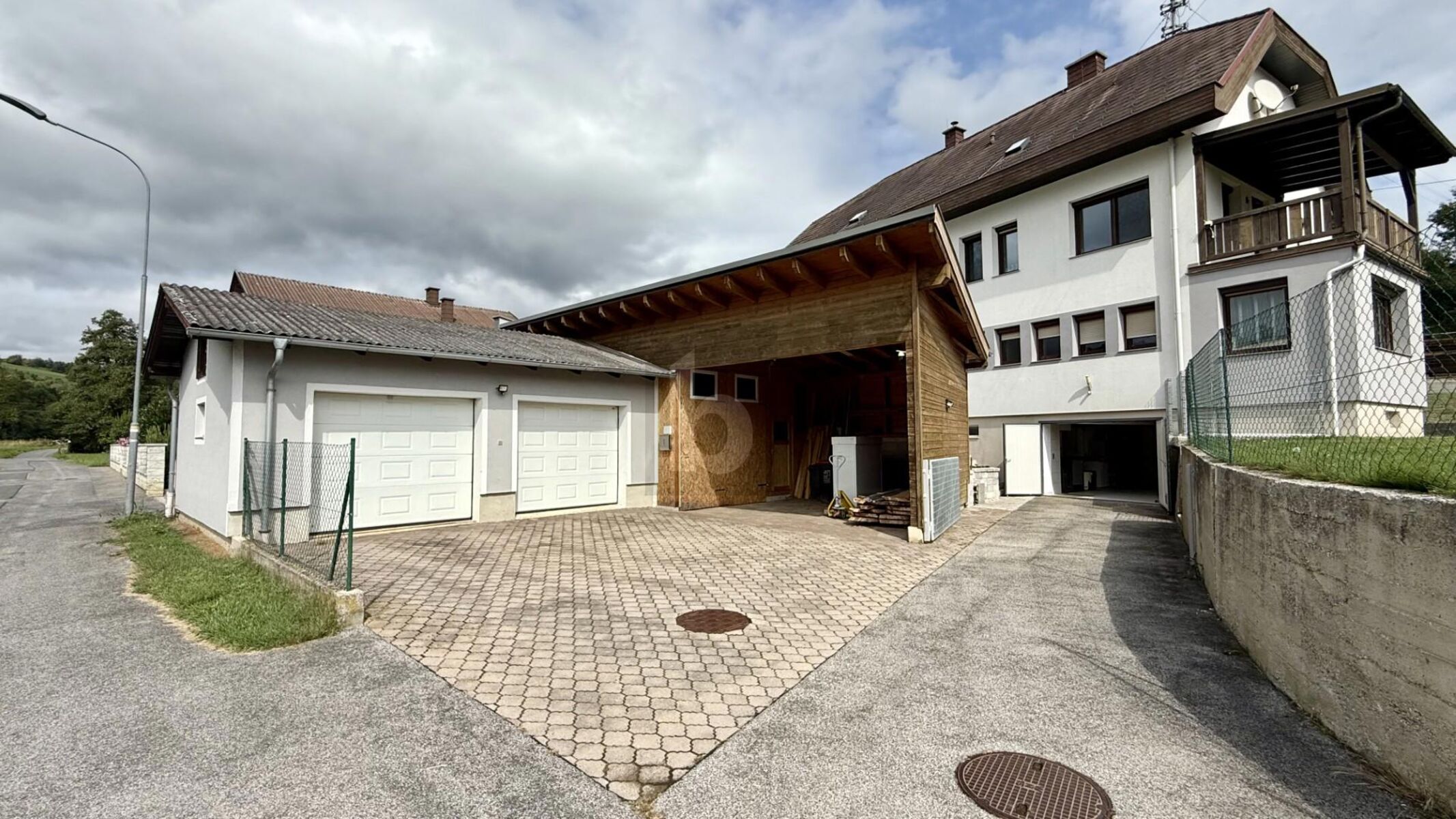 SONNIGER FAMILIENTRAUM MIT VOLLKELLER, 88 QM NEBENGEBUDE UND XXL GARTEN