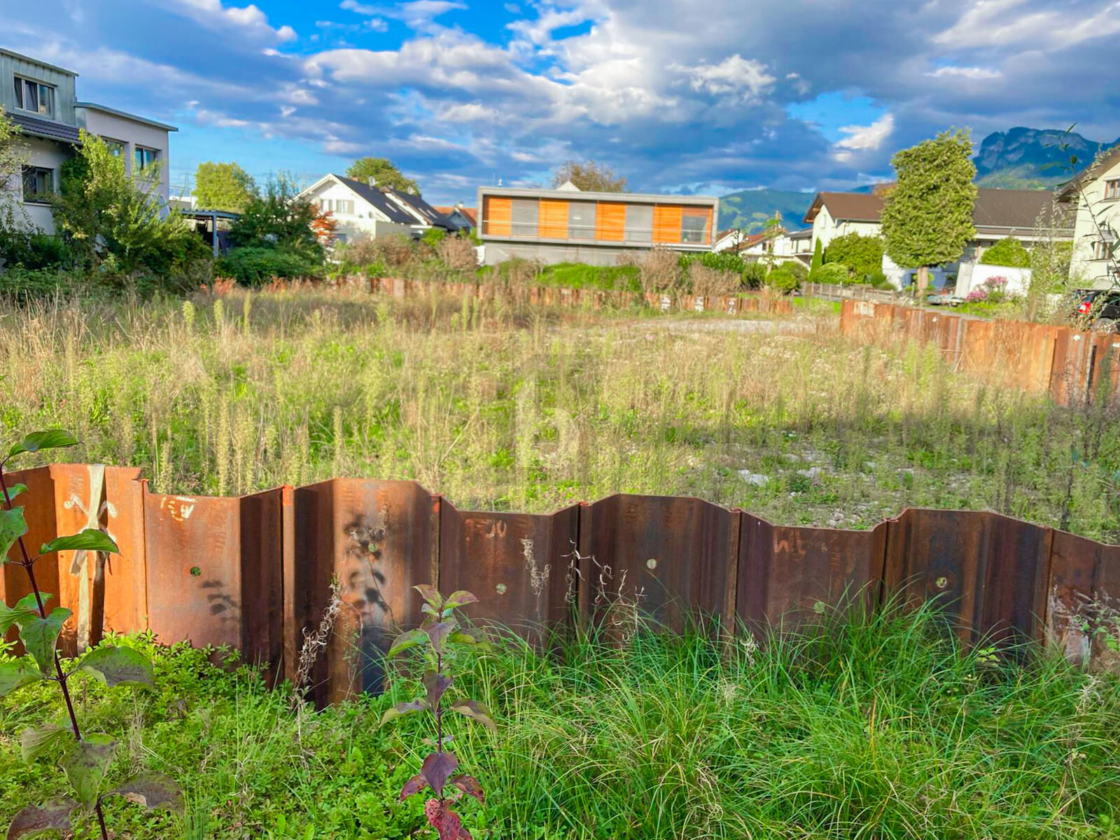 RUHIG GELEGENES GRUNDSTÜCK IN ZENTRALER LAGE