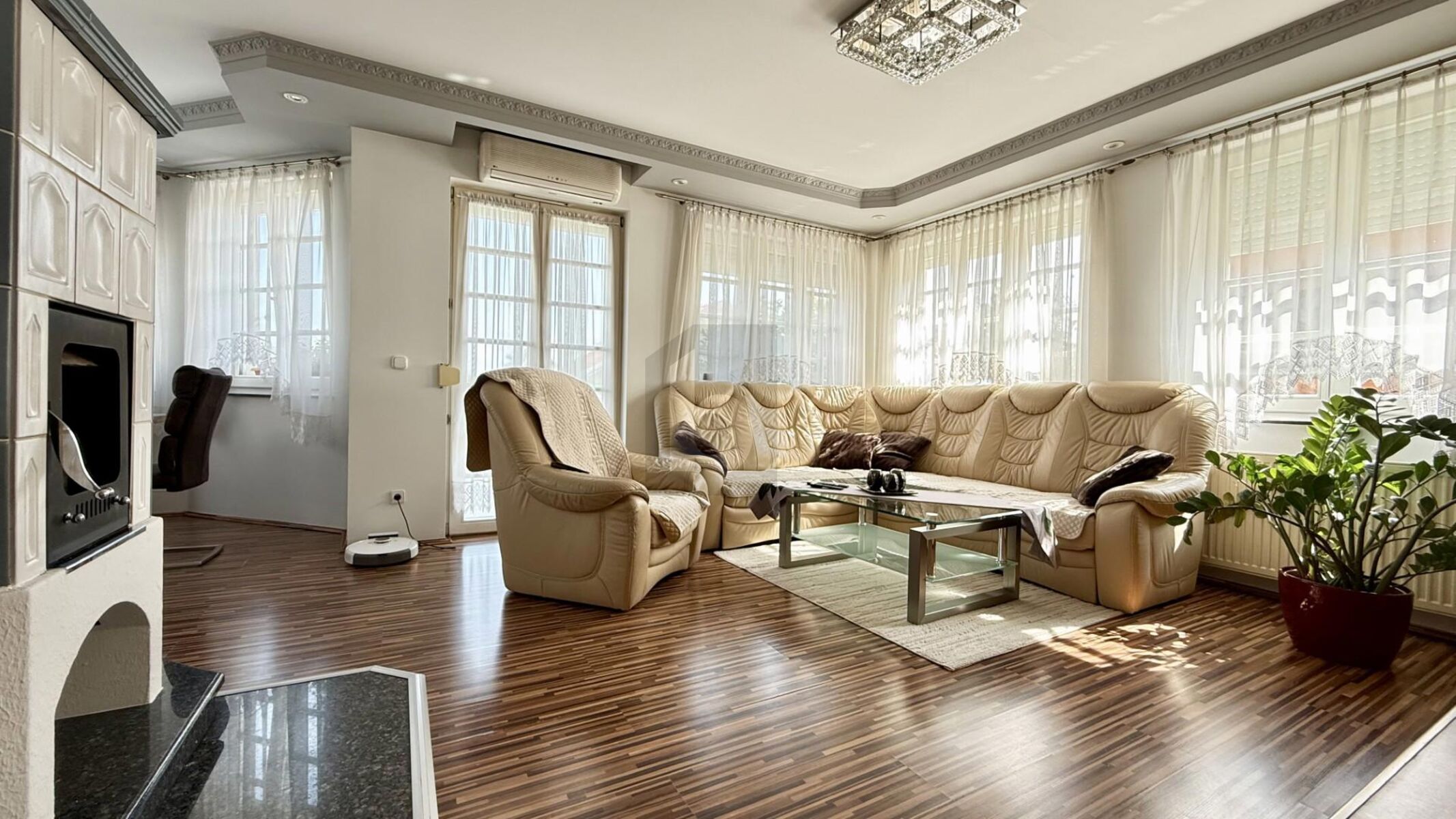 LIEBEVOLL GEPFLEGT MIT SONNIGEM SD-WEST GARTEN & DOPPELGARAGE /  / 7011 Siegendorf im Burgenland / Bild 2