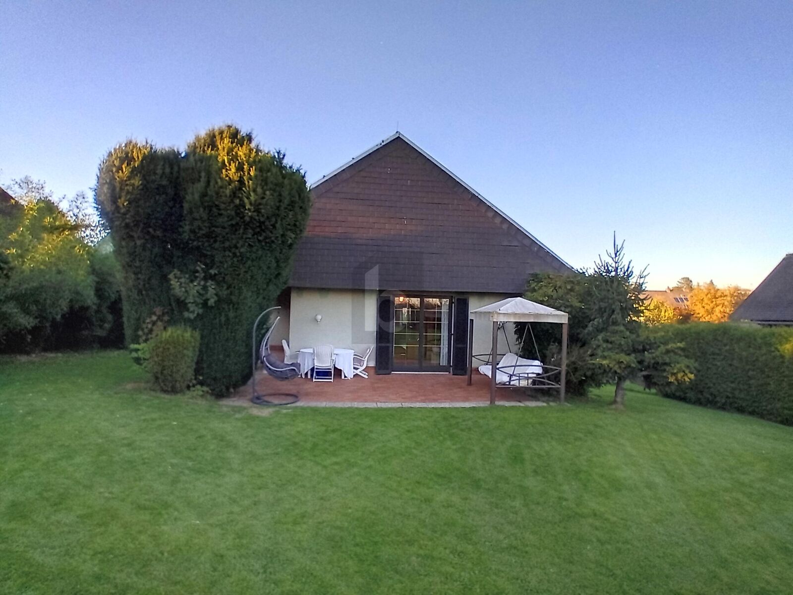 EIN ZUHAUSE MIT CHARAKTER - STILVOLLER BUNGALOW IN ERHHTER LAGE