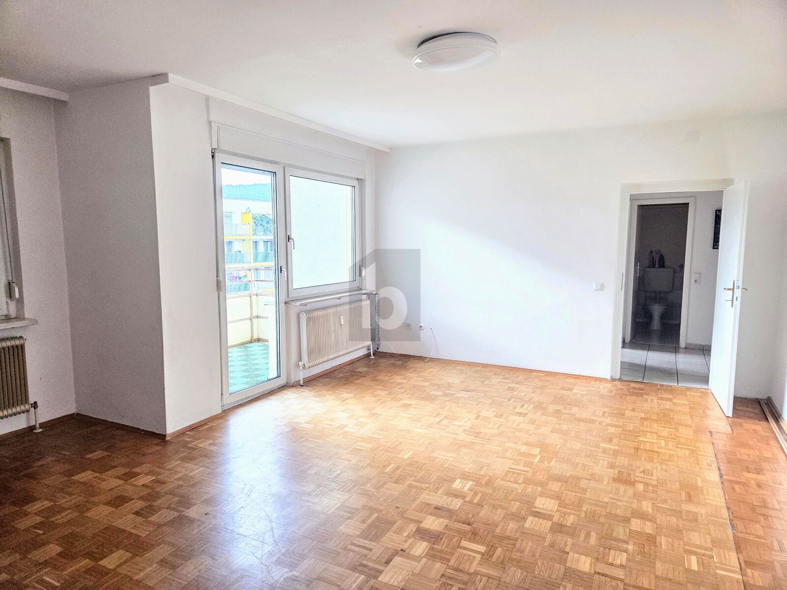 HELLE 3-ZIMMER-WOHNUNG MIT BALKON IN ZENTRUMSNHE, MIT LIFT & PARKPLATZ