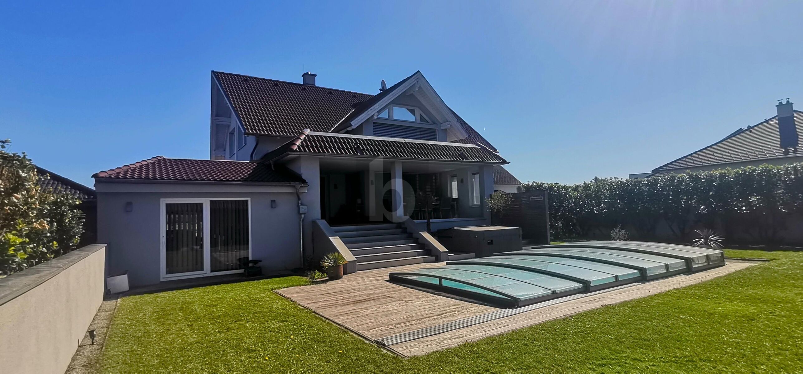  MODERNE ELEGANZ - GROSSZGIGER FAMILIENHIT MIT POOL UND POOLHAUS