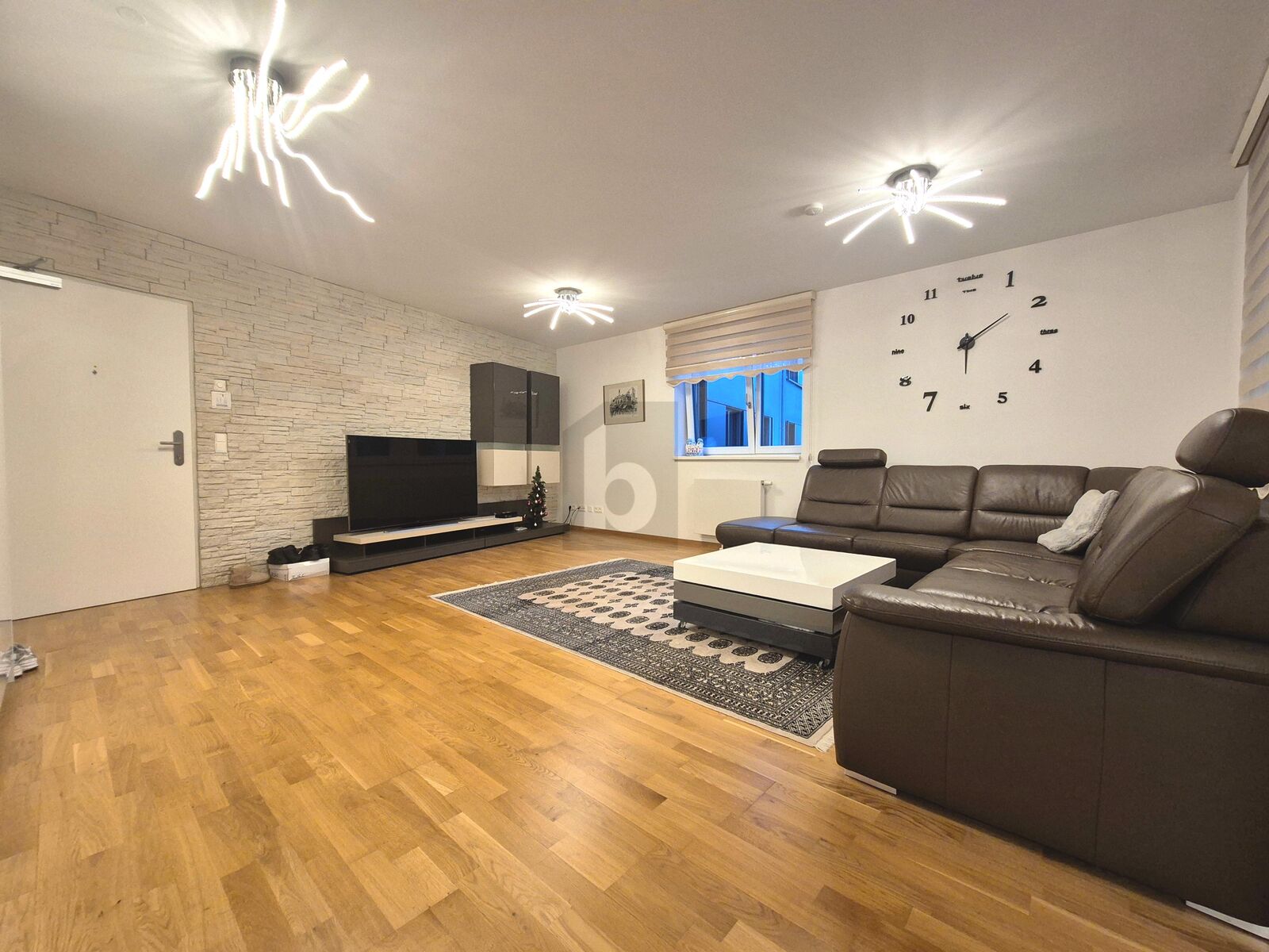 EXKLUSIV MIT SONNIGER LOGGIA & HOCHWERTIGER EINRICHTUNG