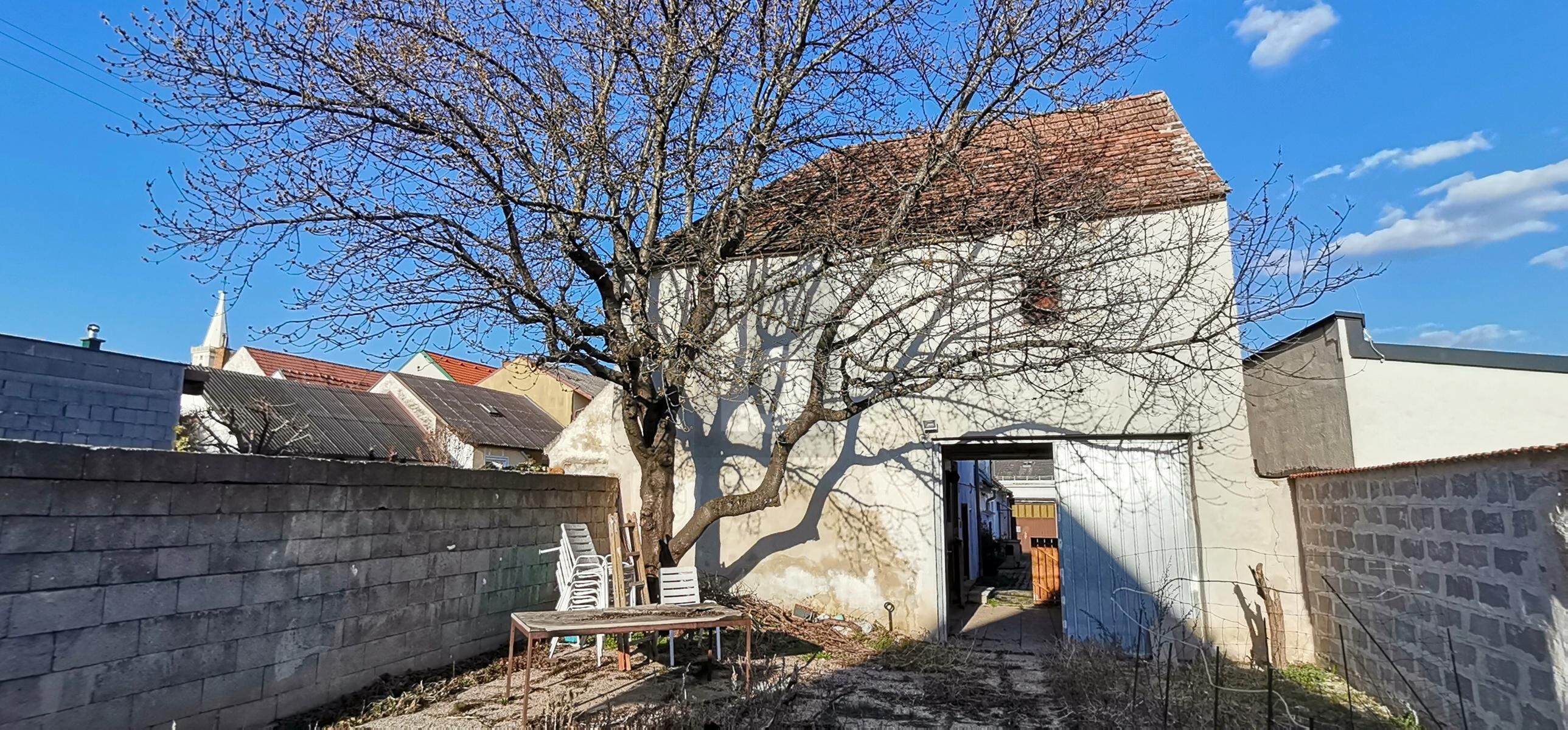 TRADITIONELLER STRECKHOF MIT GARTEN, SCHEUNE UND ZWEITER ZUFAHRT - BAURESERVE /  / 7051&nbsp;Gro�h�flein / Bild 1