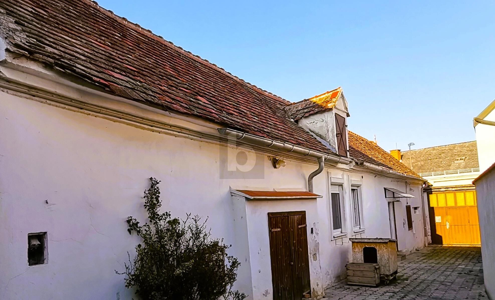 TRADITIONELLER STRECKHOF MIT GARTEN, SCHEUNE UND ZWEITER ZUFAHRT - BAURESERVE /  / 7051&nbsp;Gro�h�flein / Bild 0