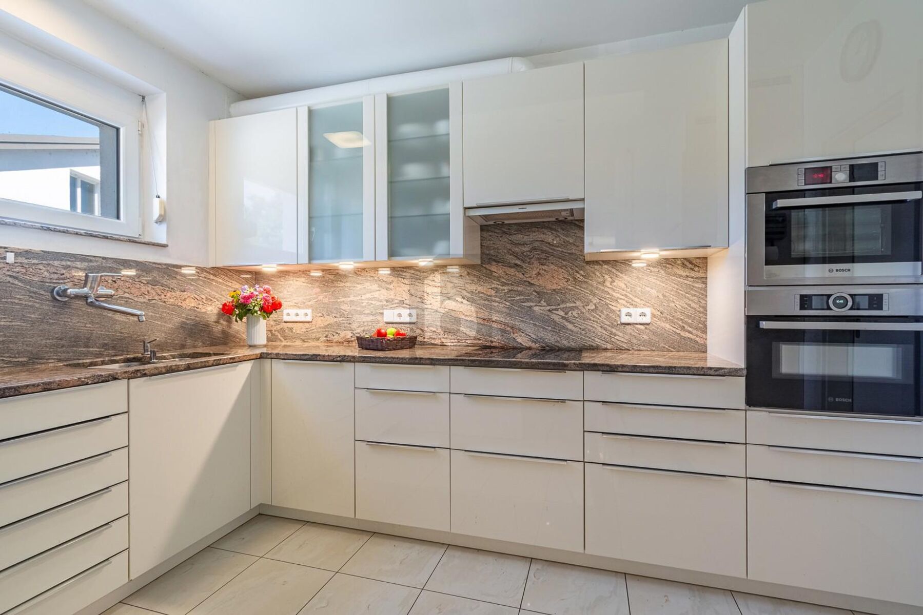 SONNIGE WOHLFÜHLOASE MIT POOL UND EIGENER GÄSTE-EINHEIT / / 2421 Kittsee / Bild 2