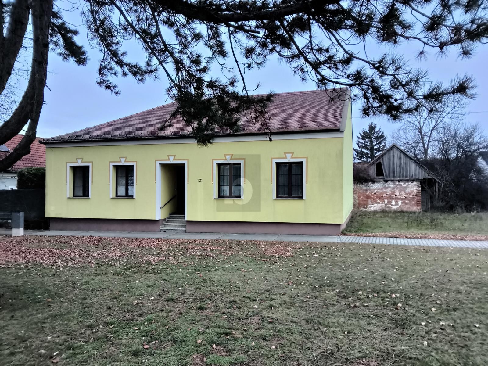 Preisreduktion! CHARMANTES EINFAMILIENHAUS MIT NEBENGEBÄUDEN, GARAGE & GARTEN IN GUT GEPFLEGTEM ZUSTAND / / 2153 Stronsdorf / Bild 1