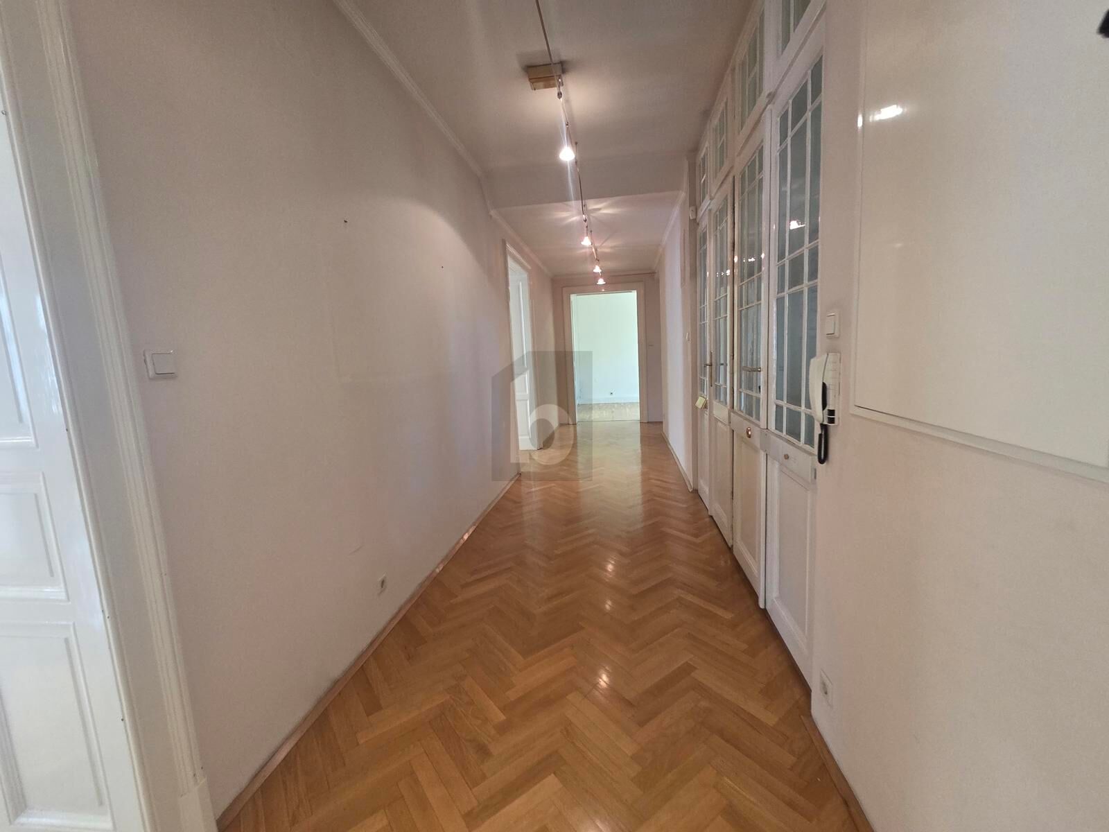 ALTBAU-WOHNUNG/B�ROFL�CHE IM ZENTRUM, FLEXIBEL NUTZBAR + PARKPLATZ /  / 8010&nbsp;Graz / Bild 2