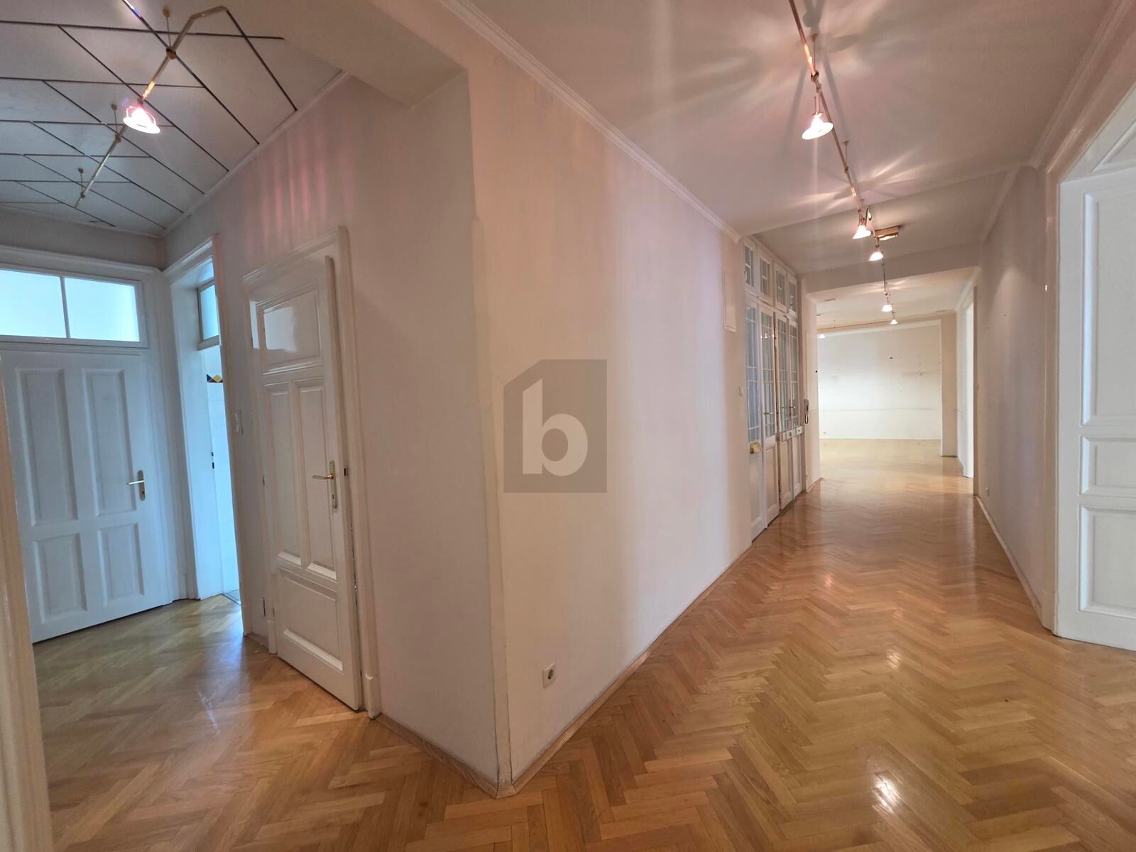 ALTBAU-WOHNUNG/B�ROFL�CHE IM ZENTRUM, FLEXIBEL NUTZBAR + PARKPLATZ /  / 8010&nbsp;Graz / Bild 1