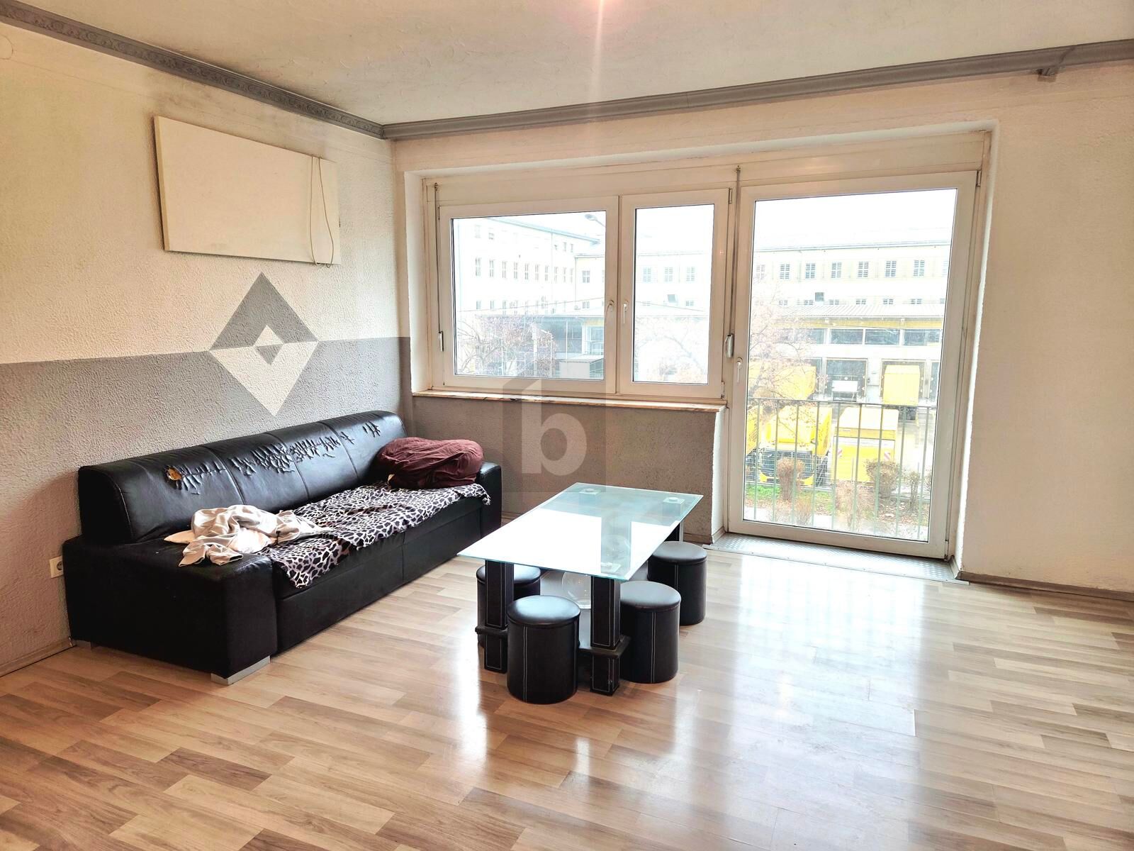 HELLE 3-ZIMMER NAHE BAHNHOF; MIT HALB OFFENER K�CHE & FRANZ�SISCHEM BALKON