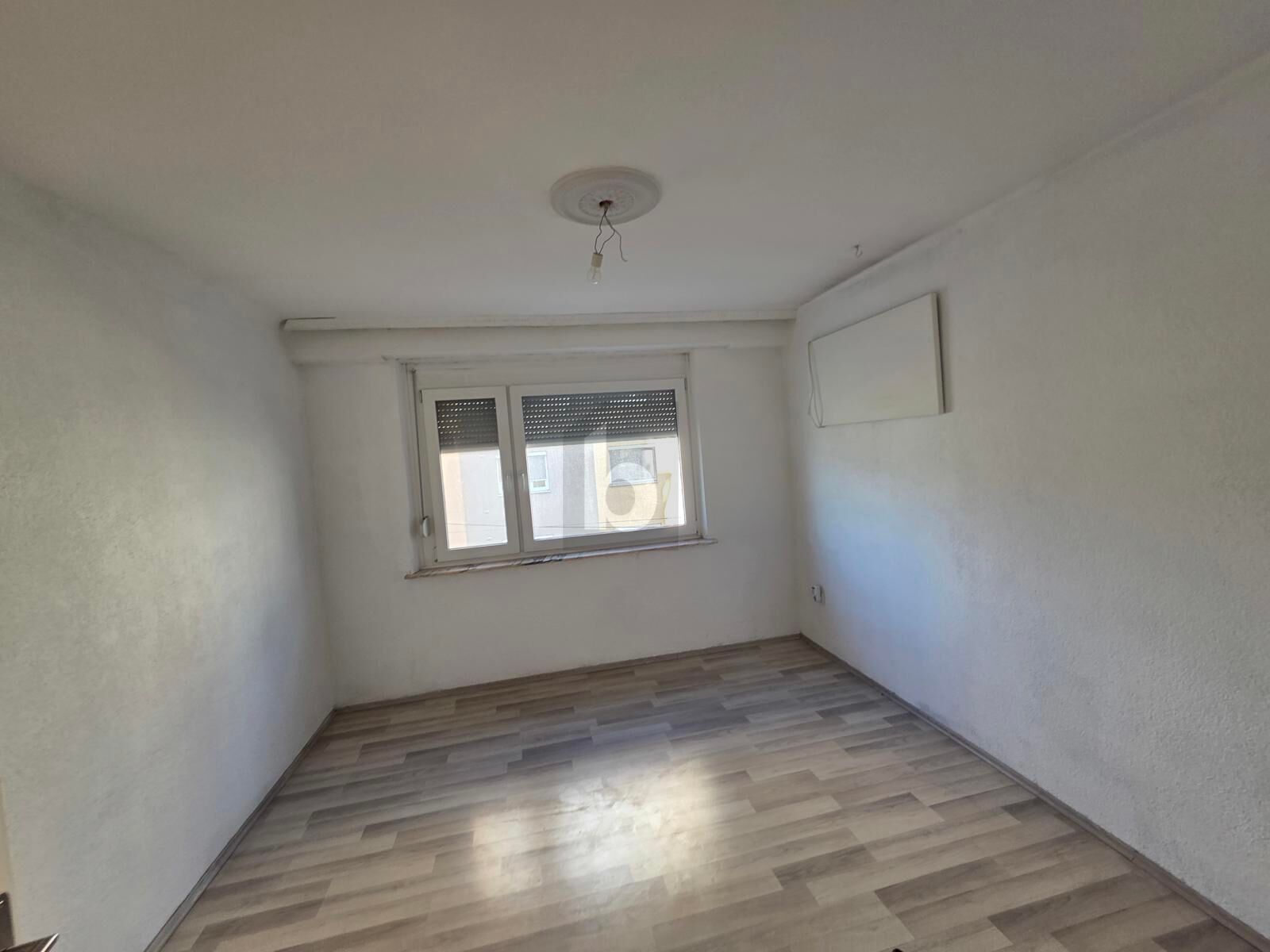 HELLE 3-ZIMMER NAHE BAHNHOF; MIT HALB OFFENER KÜCHE & FRANZÖSISCHEM BALKON / / 8020 Graz / Bild 4