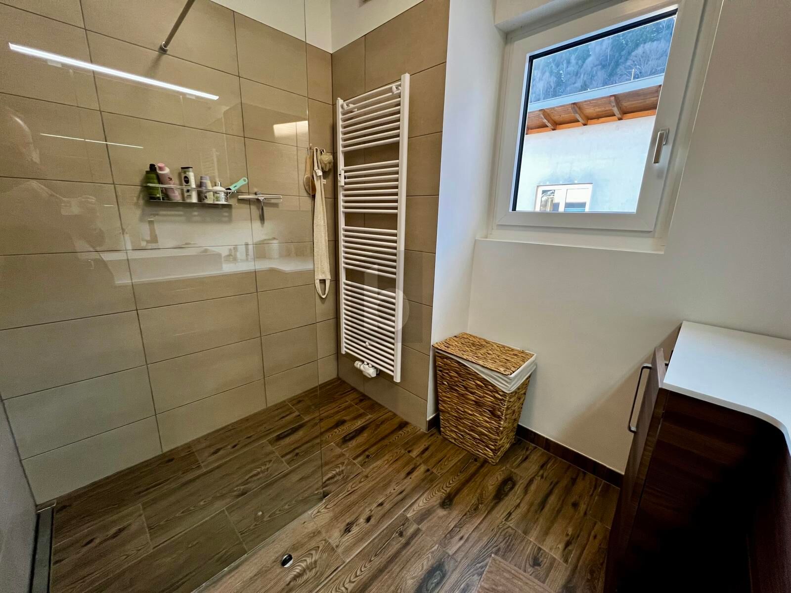 SUPER ZUSTAND MIT SONNIGEM BALKON IN RUHIGER LAGE + TIEFGARAGENPLATZ /  / 5700&nbsp;Zell am See / Bild 3