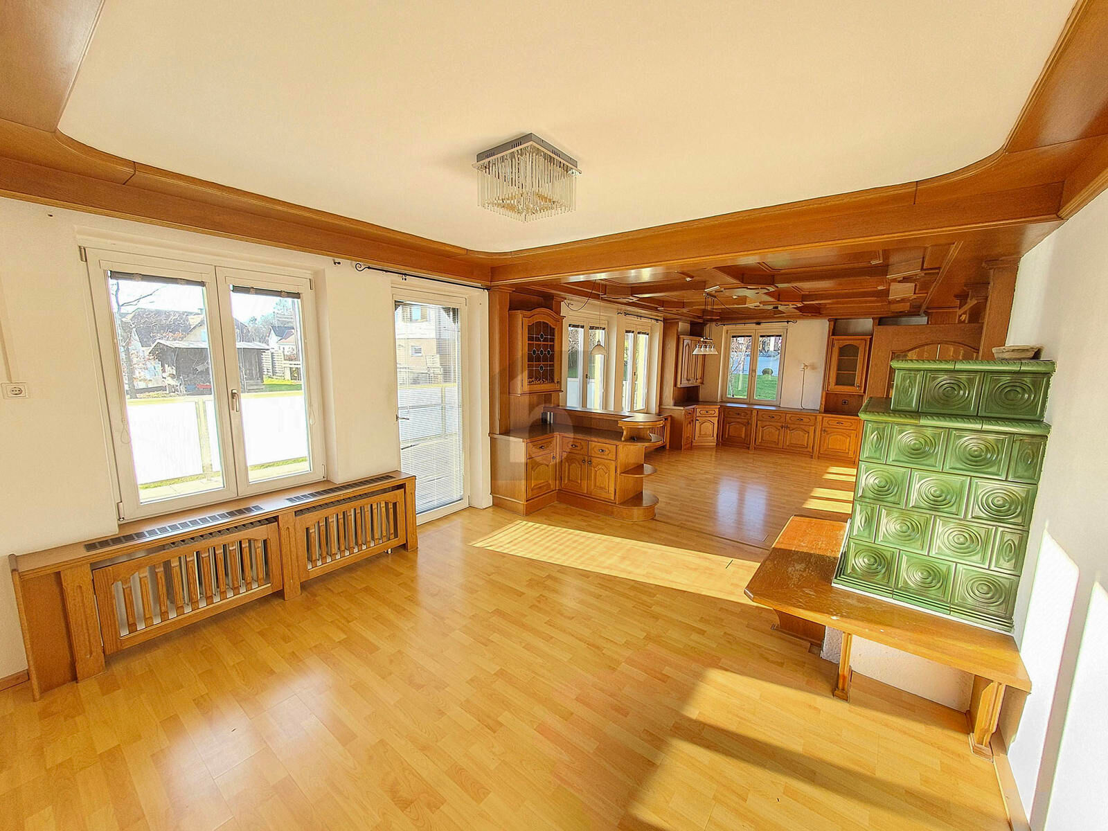 ATTRAKTIVES ZINSHAUS IN SONNIGER RUHELAGE