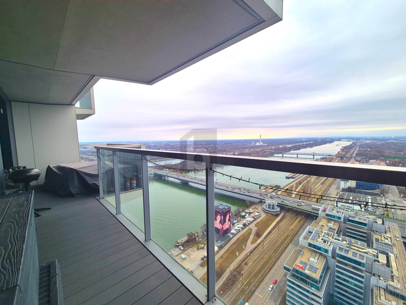 EIN ZUHAUSE �BER DER STADT