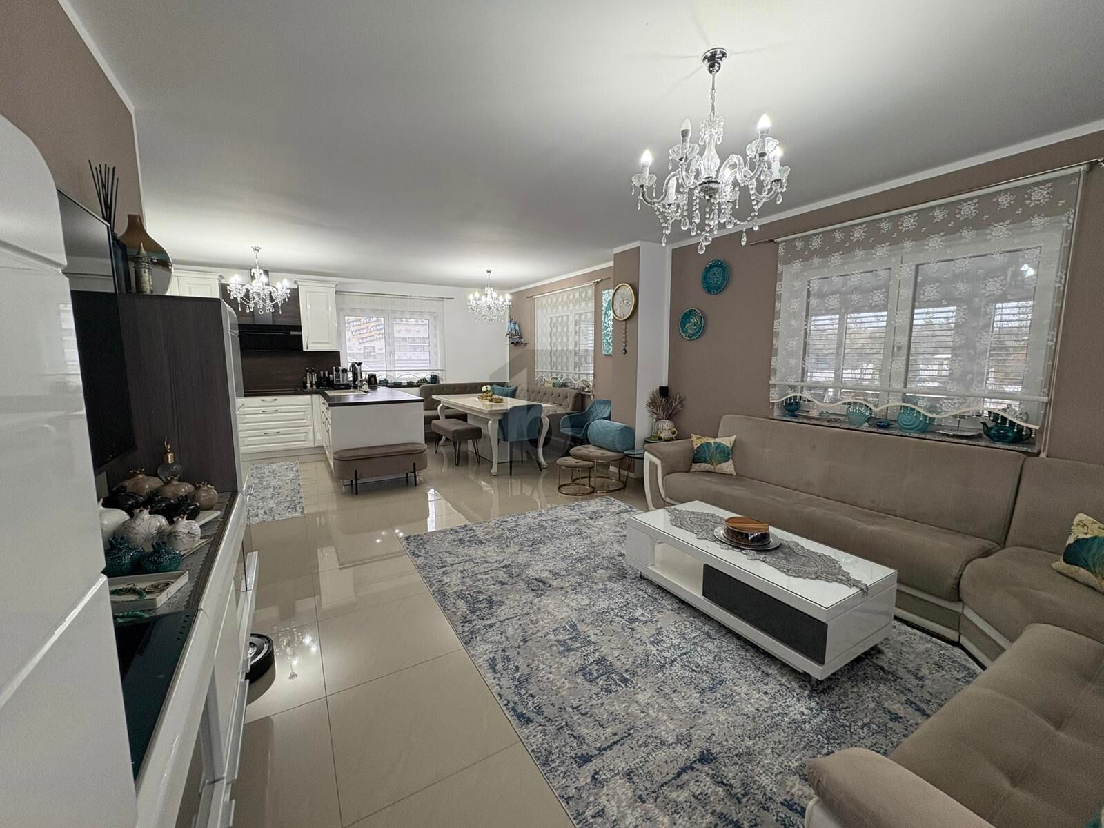 LUXURI�SER WOHNHIT MIT AU�ERGEW�HNLICHEM PLATZANGEBOT