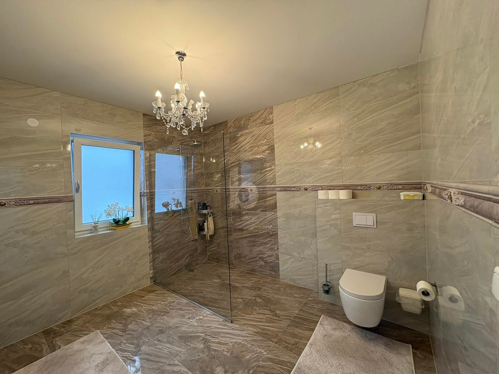 LUXURI�SER WOHNHIT MIT AU�ERGEW�HNLICHEM PLATZANGEBOT /  / 4523&nbsp;Neuzeug / Bild 2