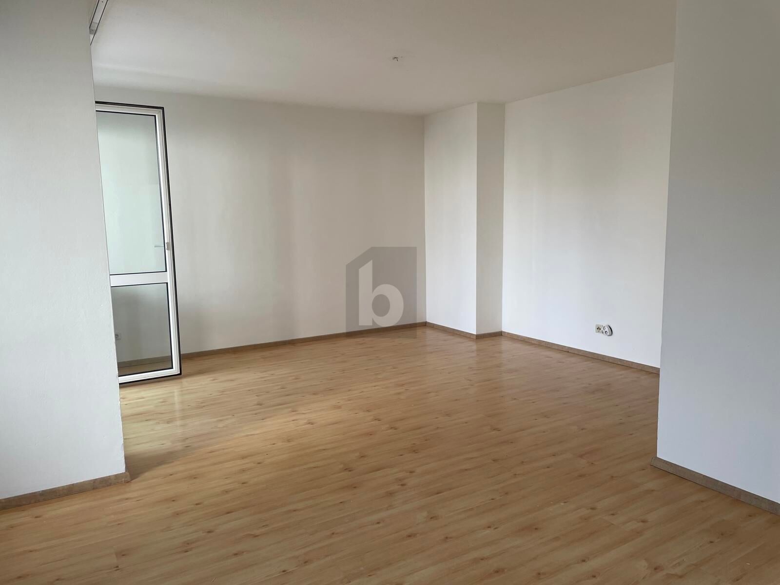 GEM�TLICHE WOHNUNG MIT GRO�Z�GIGER TERRASSE