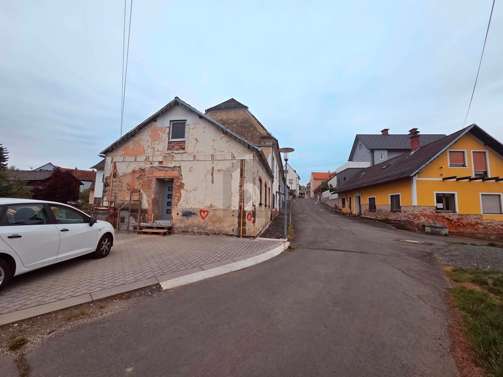 SANIERUNGSOBJEKT IN ATTRAKTIVER LAGE MIT VIEL PLATZ UND M�GLICHKEITEN