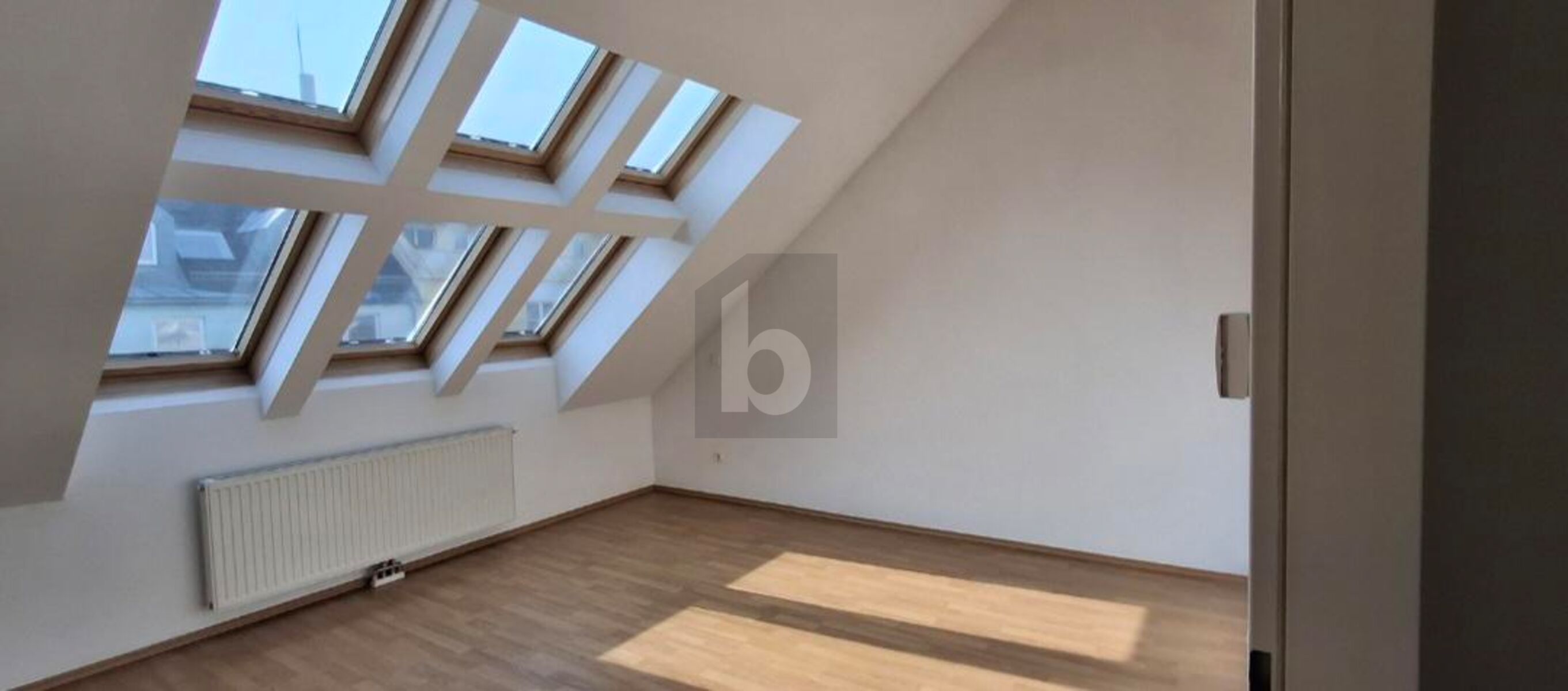 Preisreduktion! HELLER DACHGESCHOSSHIT MIT BALKON IN RUHIGER LAGE