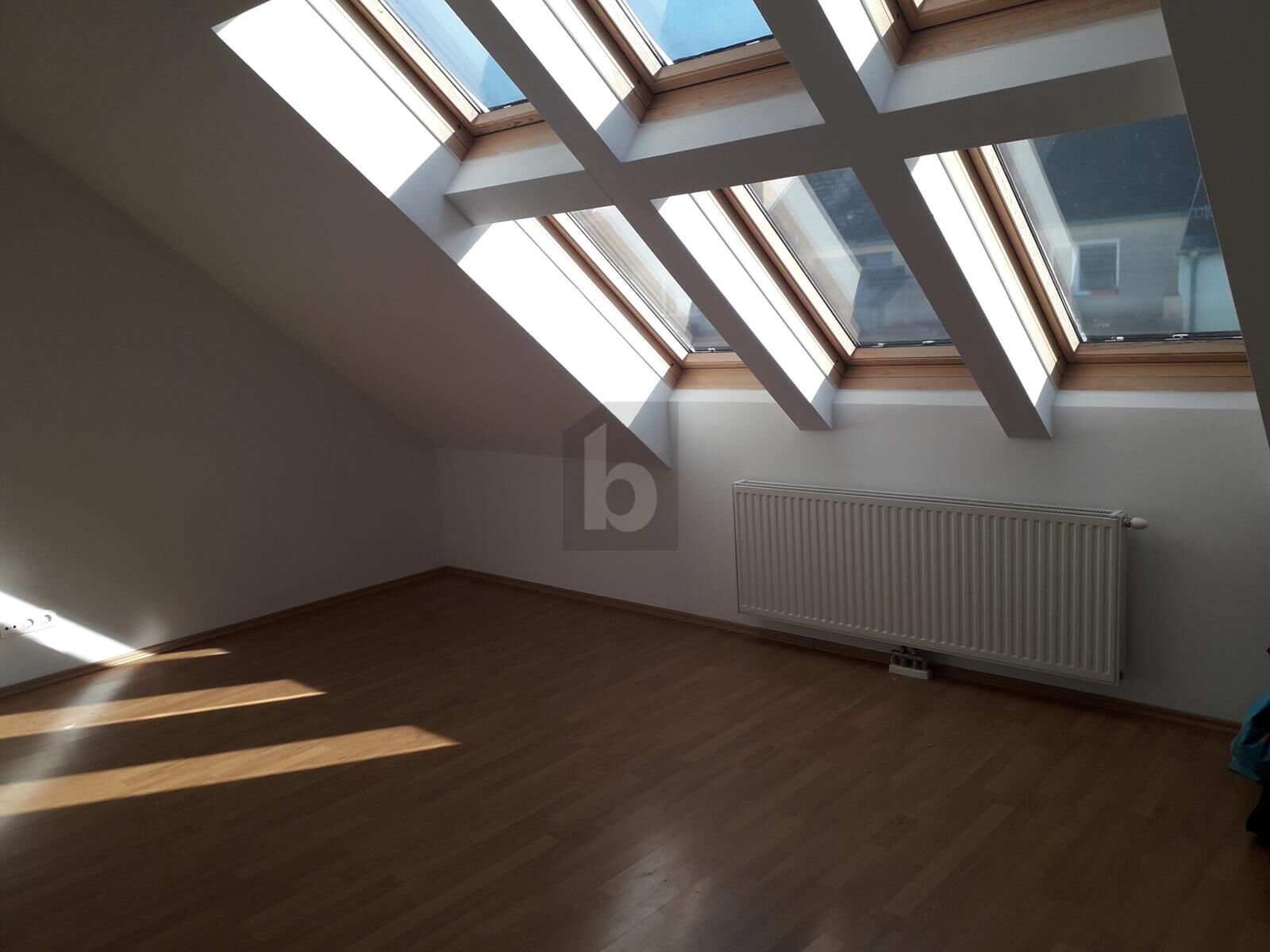 HELLER DACHGESCHOSSHIT MIT BALKON IN RUHIGER LAGE /  / 1160&nbsp;Wien / Bild 2