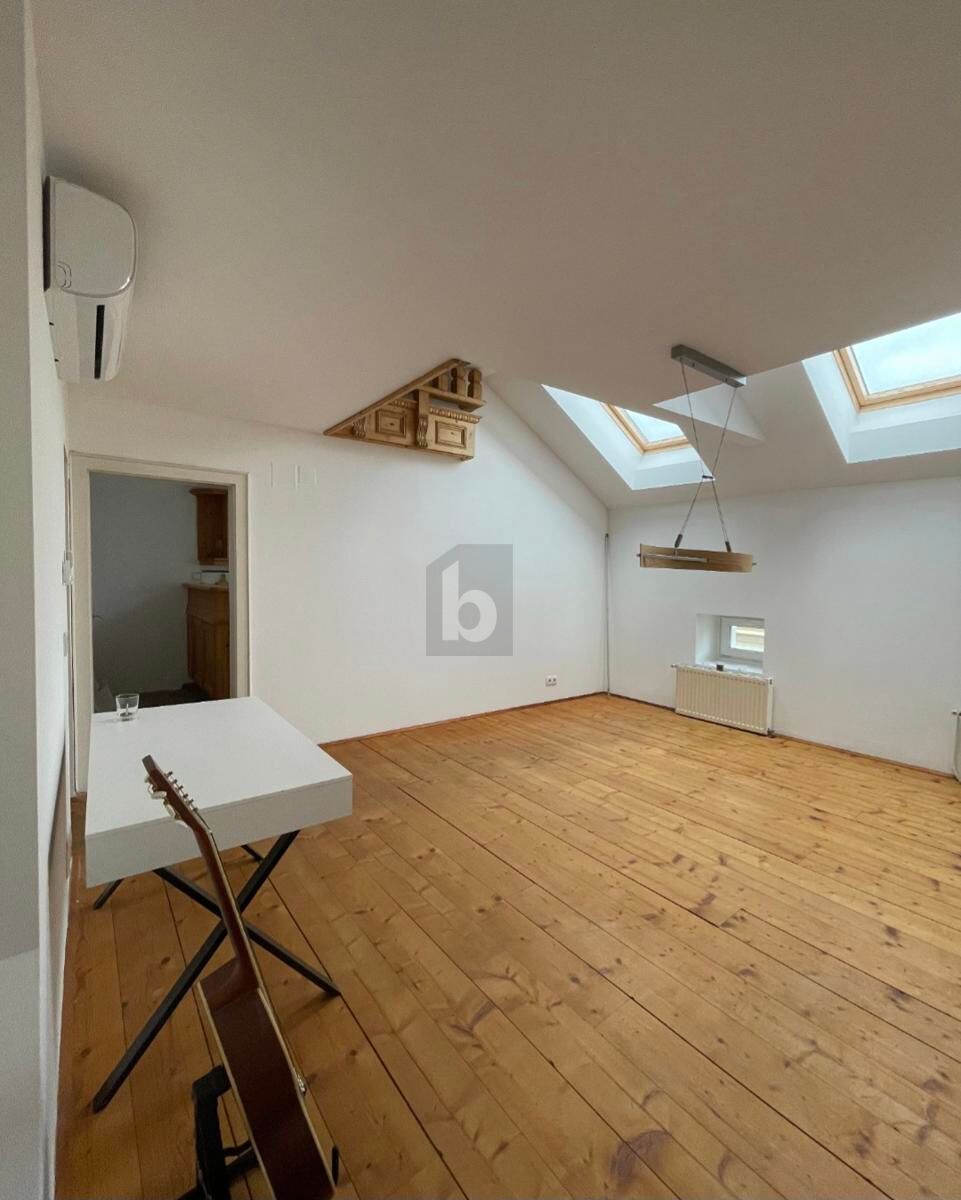 STILVOLLER DACHGESCHOSSHIT MIT BALKON 