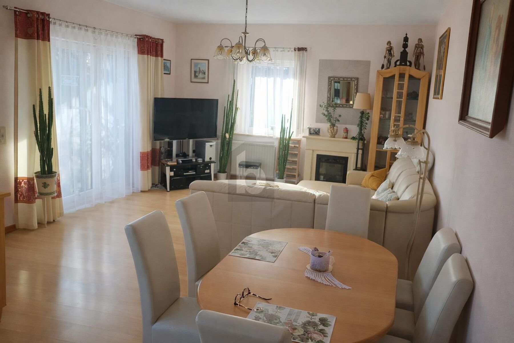 GARTENWOHNUNG MIT GRO�EM GARTEN & TERRASSE