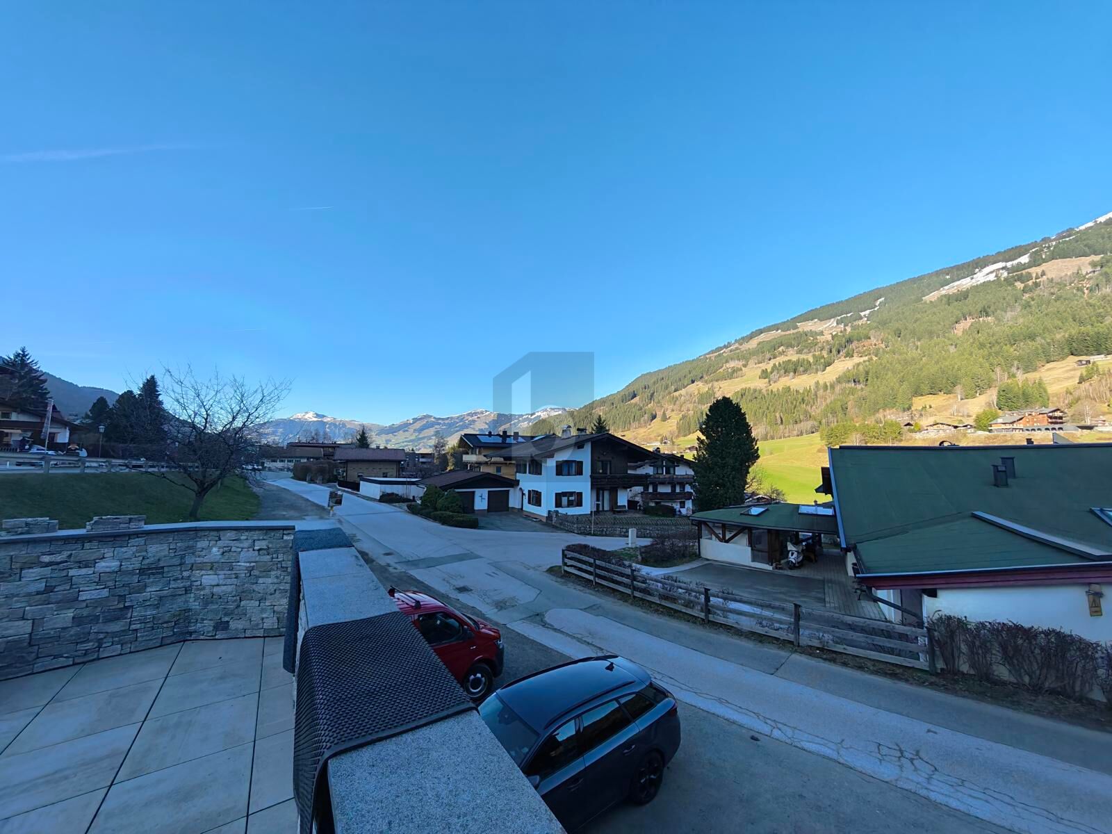 PANORAMABLICK AUF DIE UMLIEGENDE BERGWELT 