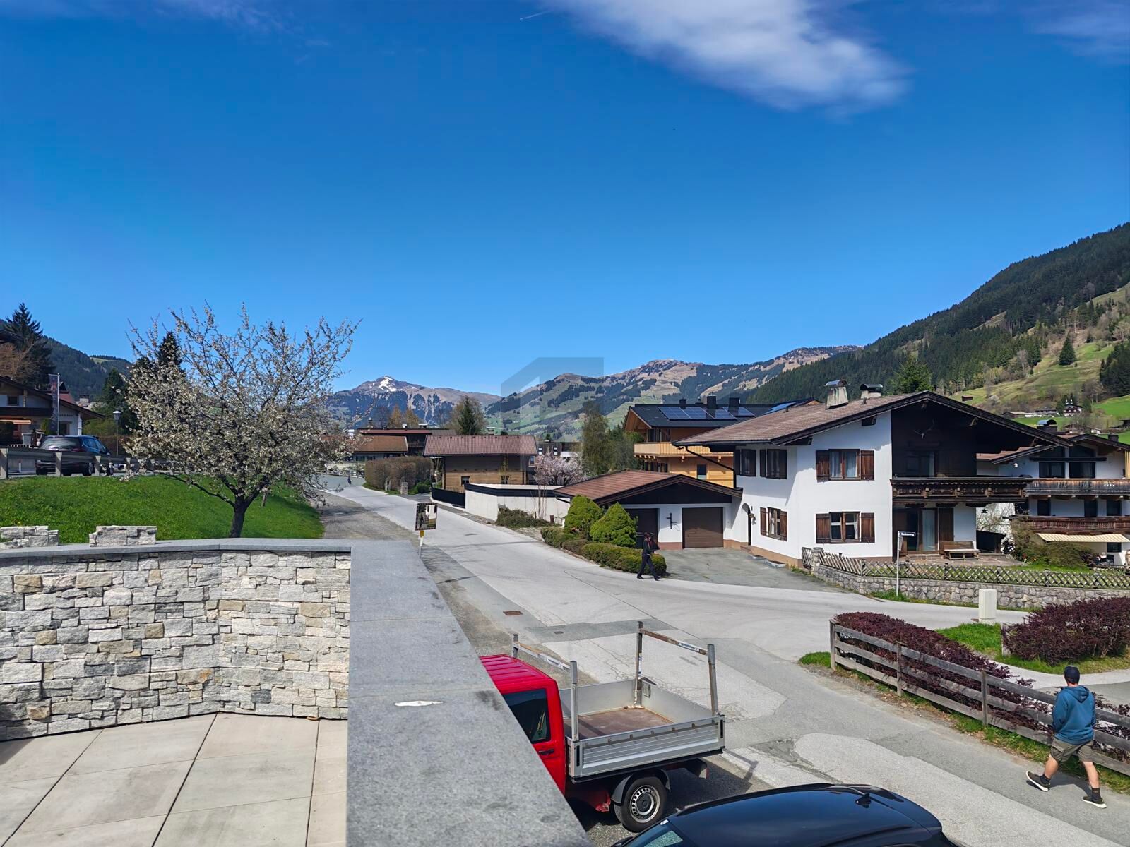 PREISHIT!!! SONNIGE TERASSE MIT PANORAMABLICK AUF DIE UMLIEGENDE BERGWELT  MIT EINLEGERWOHNUNG 