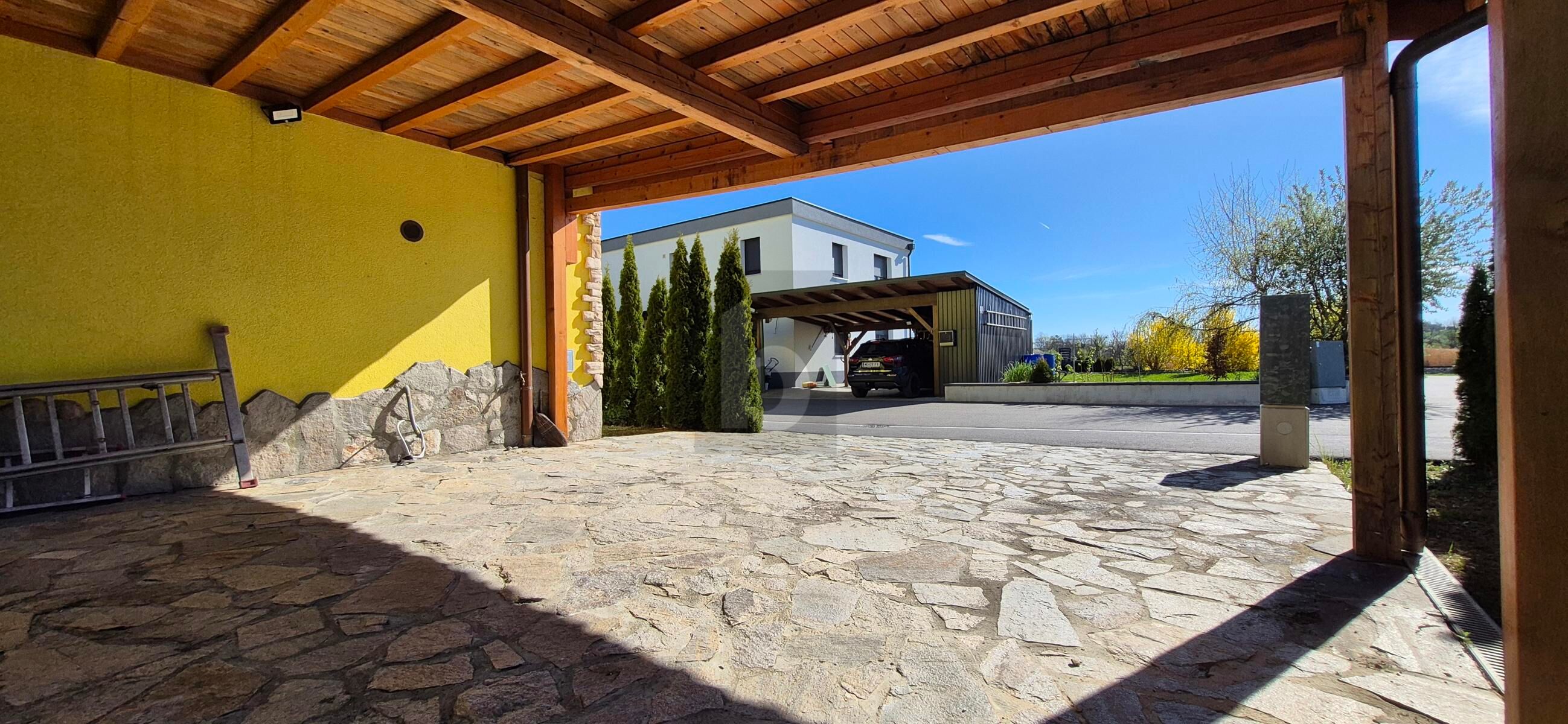 Preisreduktion! MODERNES WOHNEN MIT 12,5 KW PHOTOVOLTAIK, CARPORT & PFLEGELEICHTEM GARTEN 