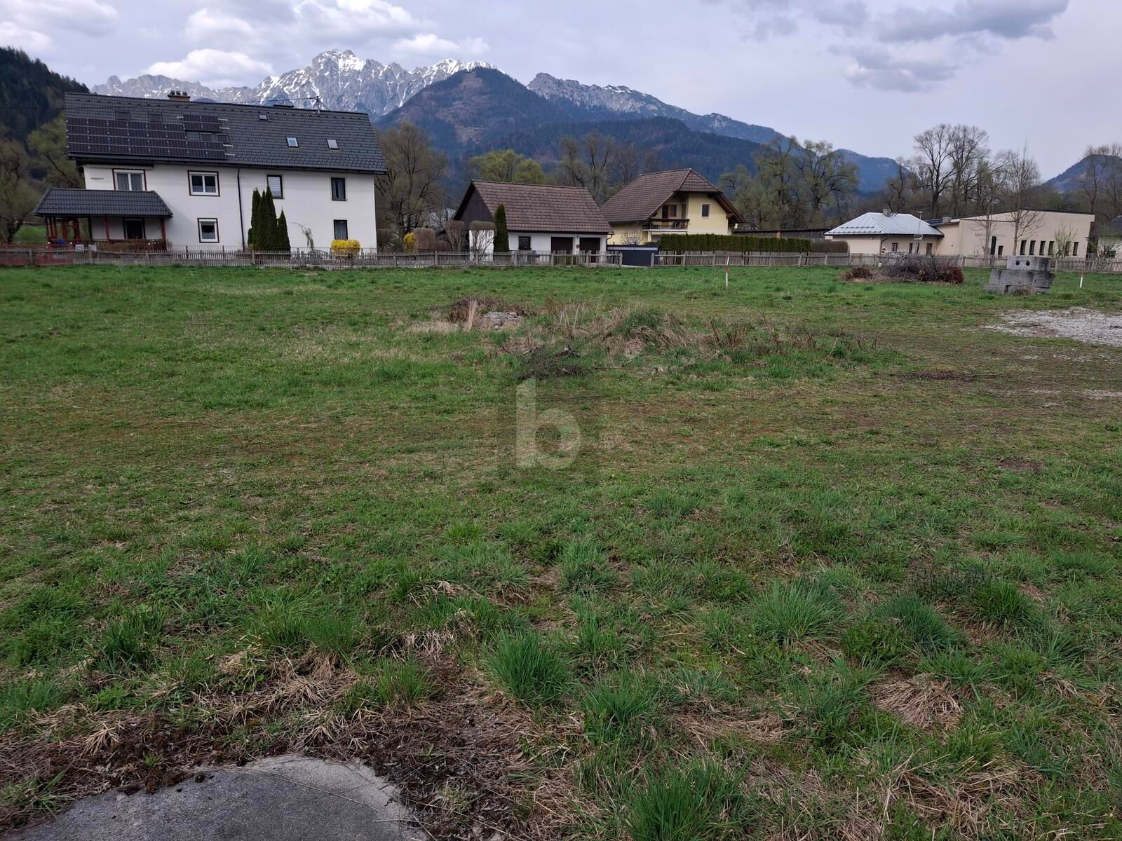 SONNIGES GRUNDST�CK IN TOLLER LAGE