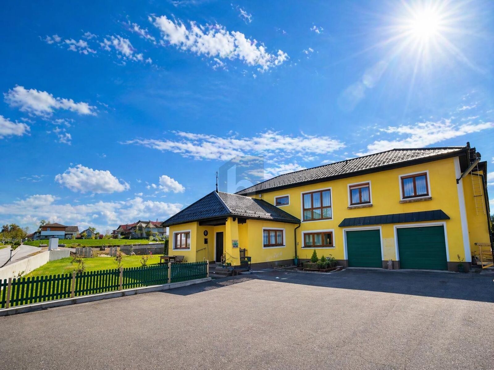 GRO�Z�GIGES WOHNHAUS MIT B�ROFL�CHE, 11 ZIMMERN, GARTEN & 2 GARAGEN