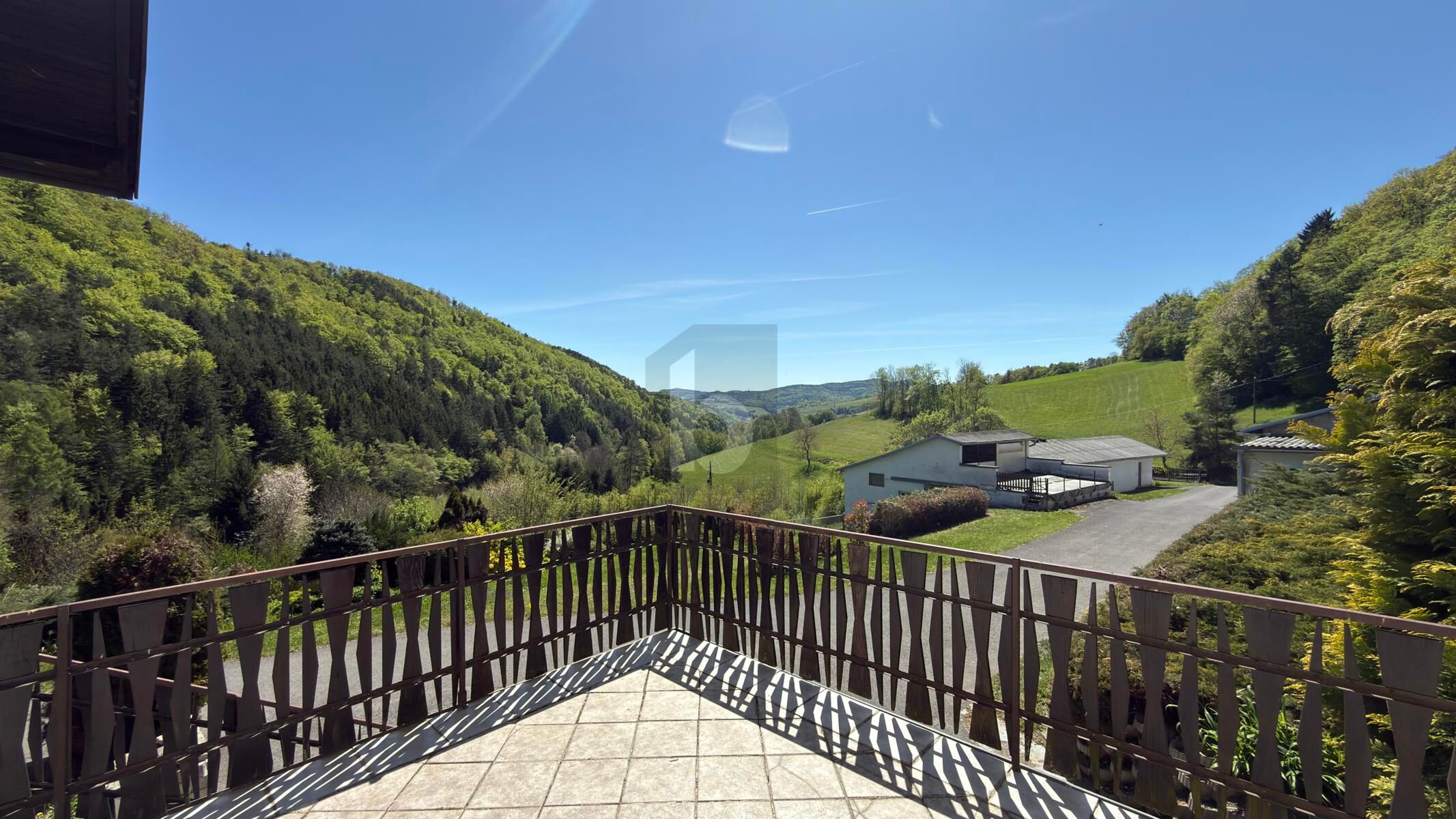 EINZELLAGE IM GR�NEN MIT HERRLICHEM PANORAMA UND 2 GROSSEN NEBENGEB�UDEN