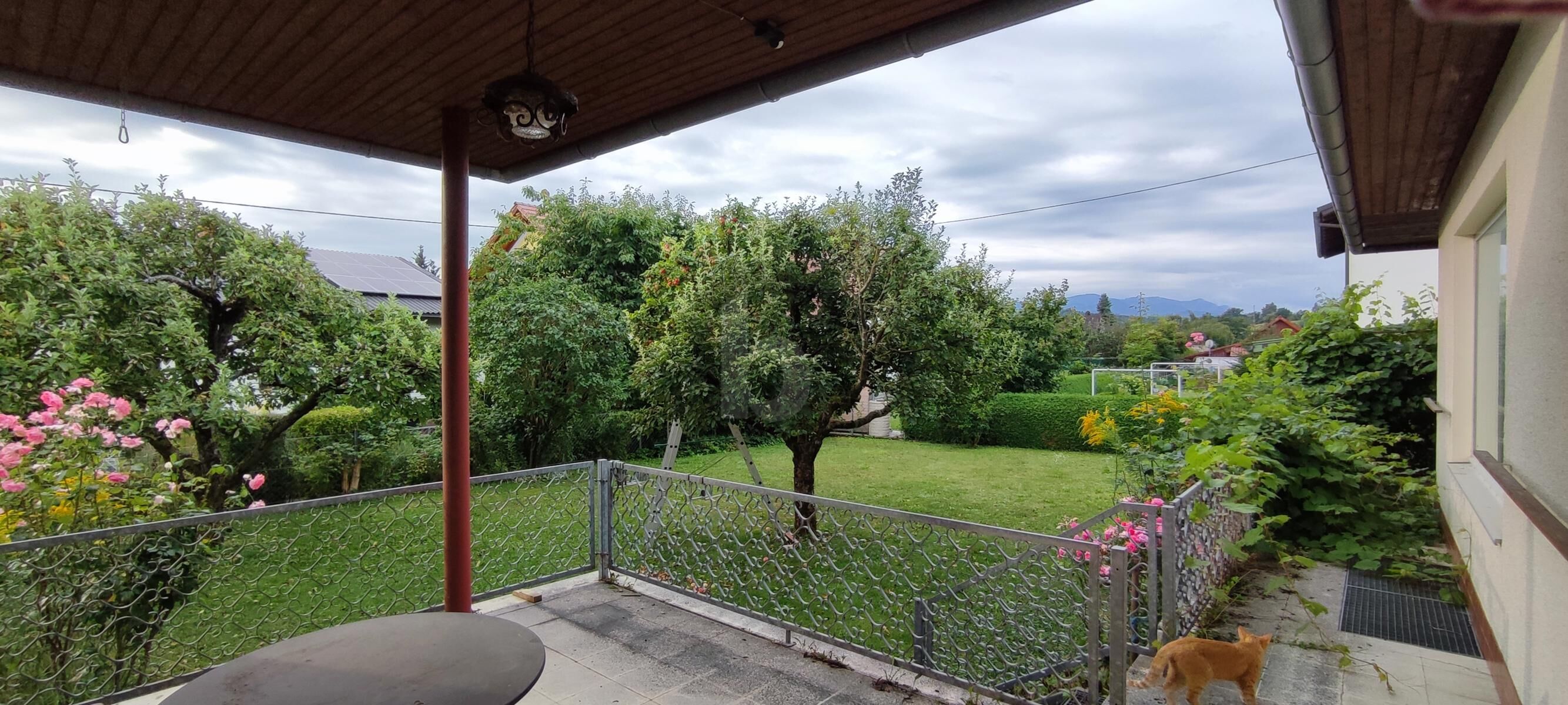 TRAUMHAFTER SONNIGER GARTEN! GER�UMIG MIT VIEL POTENTIAL