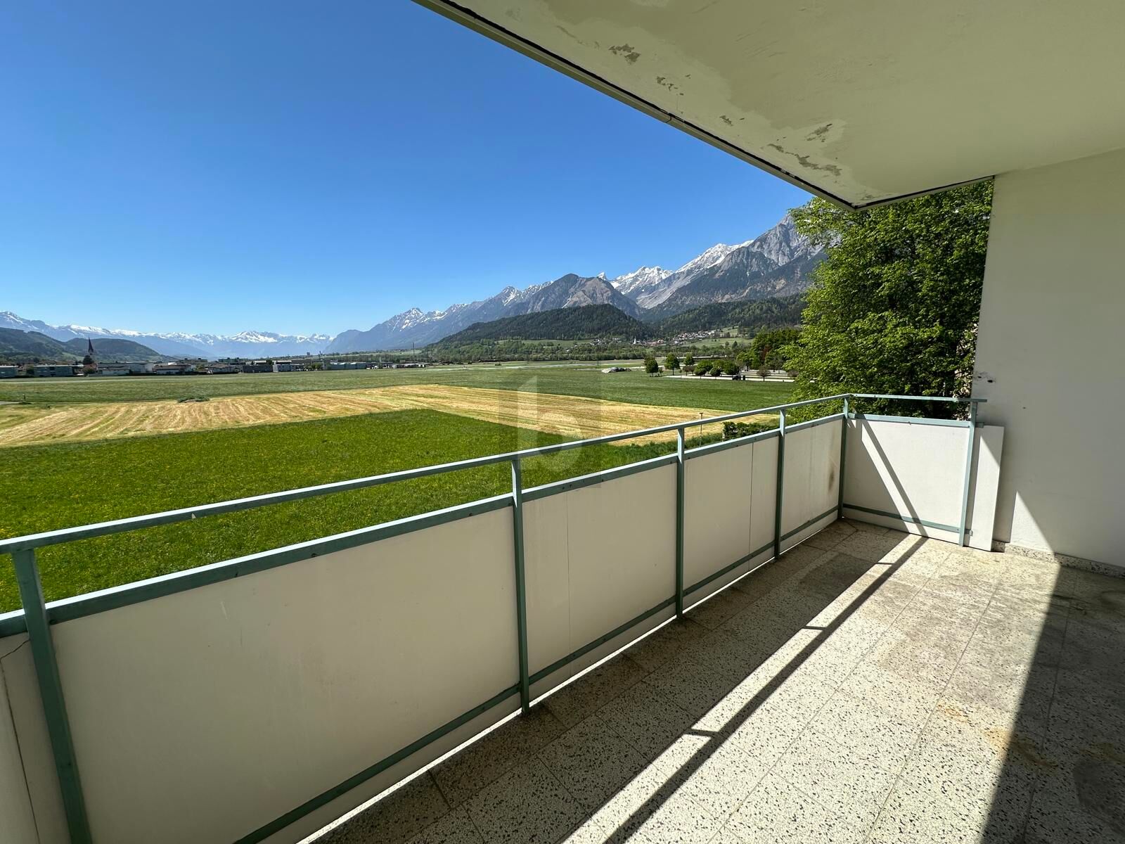 RENOVIERUNGSBED�RFTIGE WOHNUNG MIT OST- UND WESTBALKON UND IDEALER RAUMAUFTEILUNG