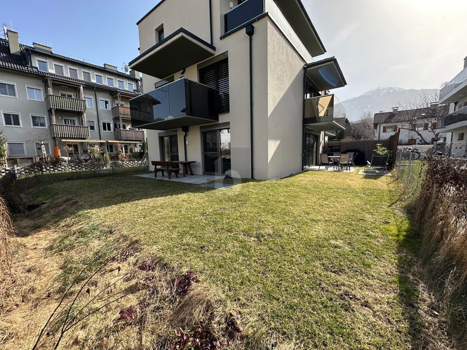 MODERN UND HOCHWERTIG WOHNEN MIT PRIVATEM GARTEN, VIEL LICHT & RUHIGER LAGE