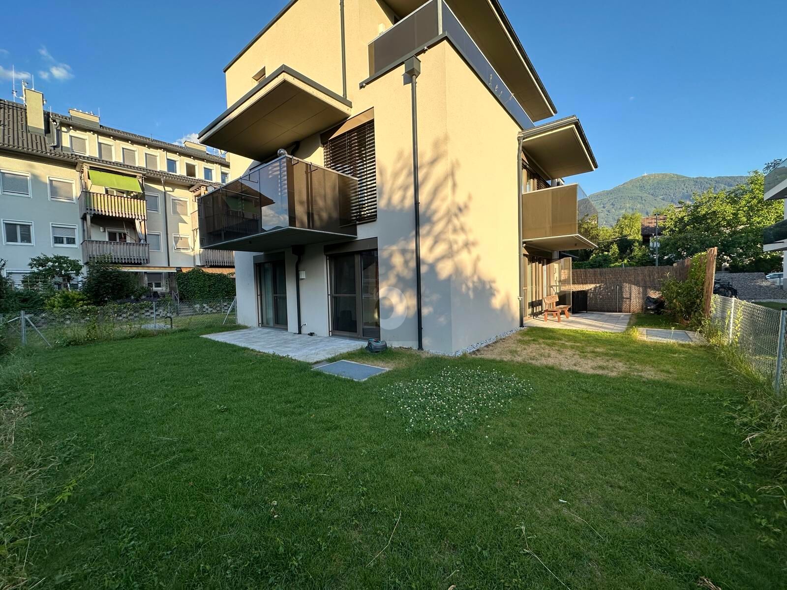 MODERN UND HOCHWERTIG WOHNEN MIT PRIVATEM GARTEN, VIEL LICHT & RUHIGER LAGE