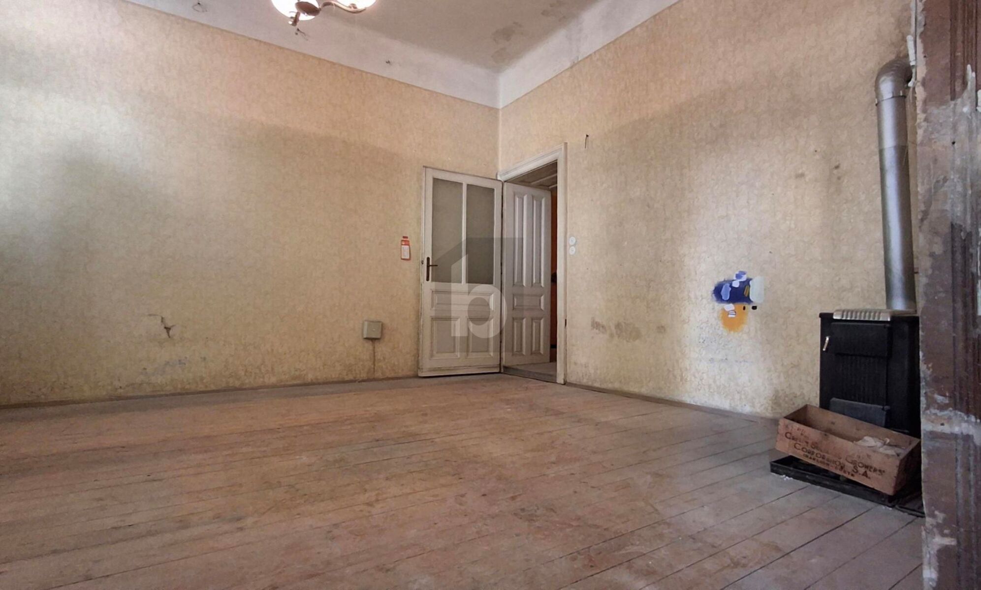 SANIERUNGSBEDÜRFTIGE ERDGESCHOSSWOHNUNG ? IDEAL AUCH ALS BÜRO ODER ORDINATION IM 18. BEZIRK / / 1180 Wien / Bild 1