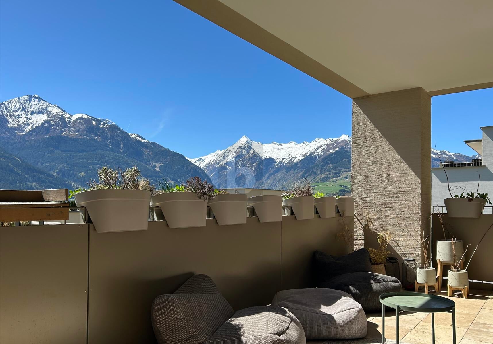 SONNIGE LOGGIA MIT PANORAMABLICK, MODERNER AUSSTATTUNG UND TIEFGARAGE - ALLES WAS DAS HERZ BEGEHRT