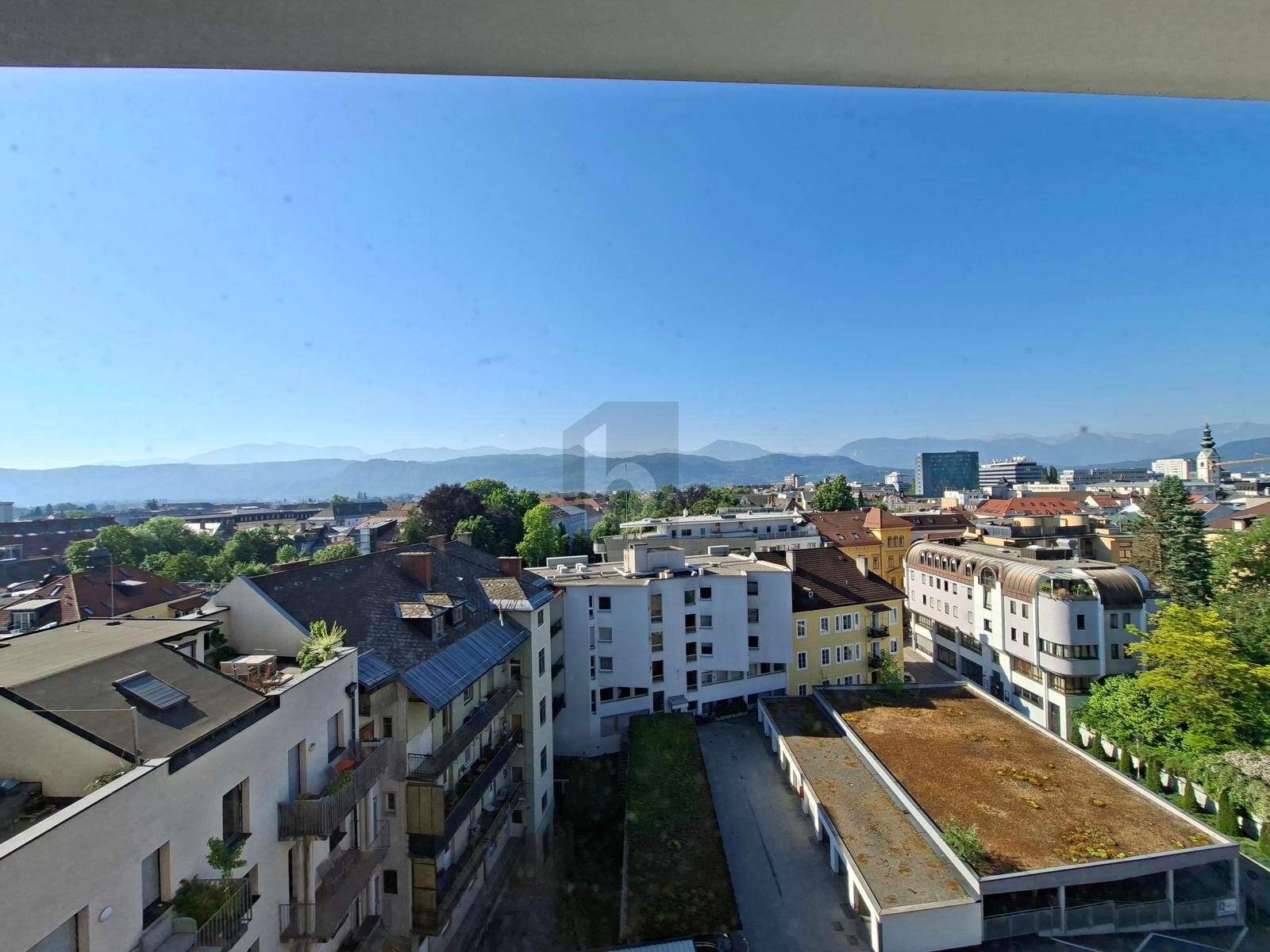 LICHTDURCHFLUTET ÜBER DEN DÄCHERN DER ALTSTADT / / 9020 Klagenfurt / Bild 0