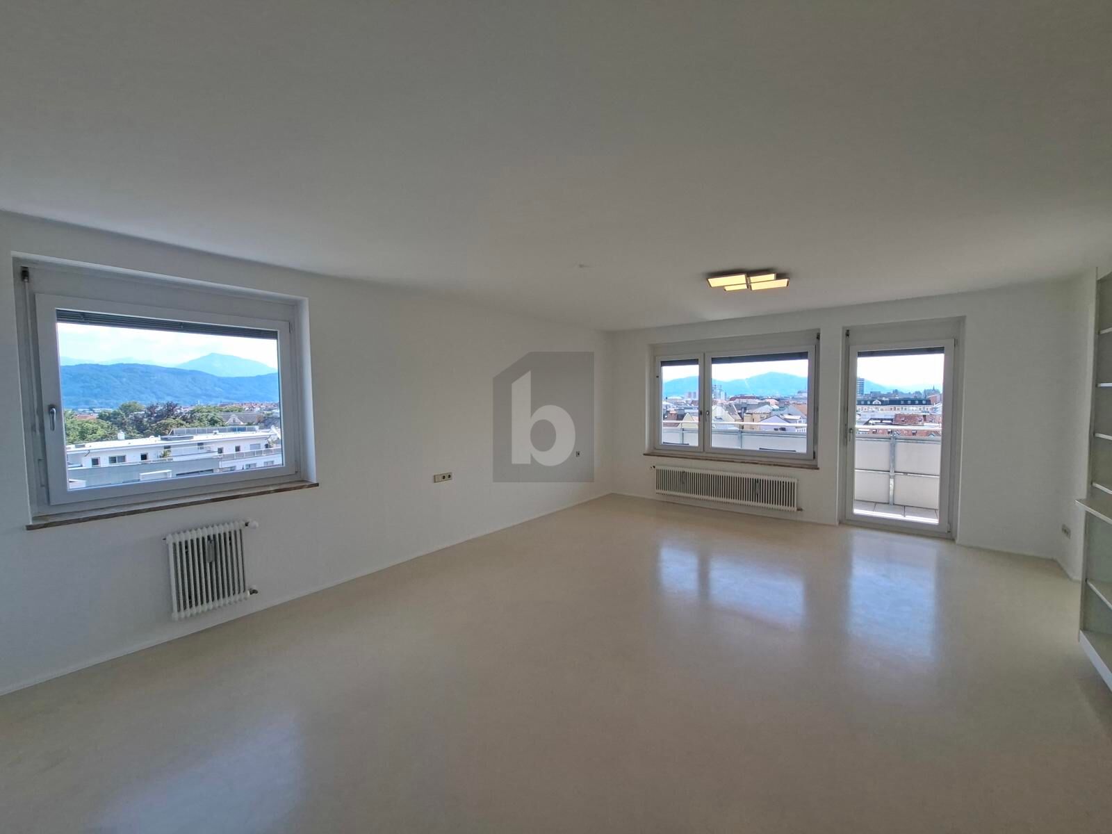 LICHTDURCHFLUTET �BER DEN D�CHERN DER ALTSTADT  /  / 9020&nbsp;Klagenfurt / Bild 1