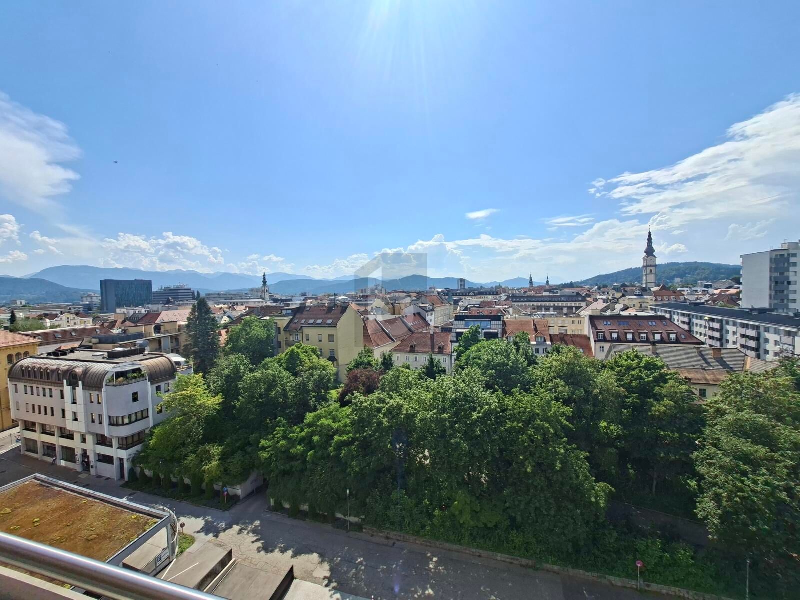 LICHTDURCHFLUTET �BER DEN D�CHERN DER ALTSTADT 
