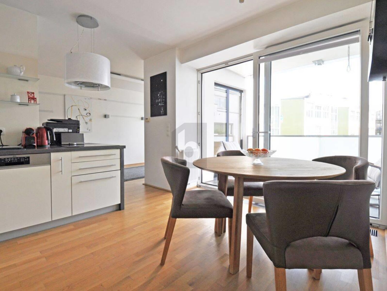 INNENHOF-RUHELAGE TRIFFT INNENSTADTLAGE ? VOLL M�BLIERTES NEUBAU-APARTMENT NUR WENIGE GEHMINUTEN VOM SCHWEDENPLATZ ENTFERNT